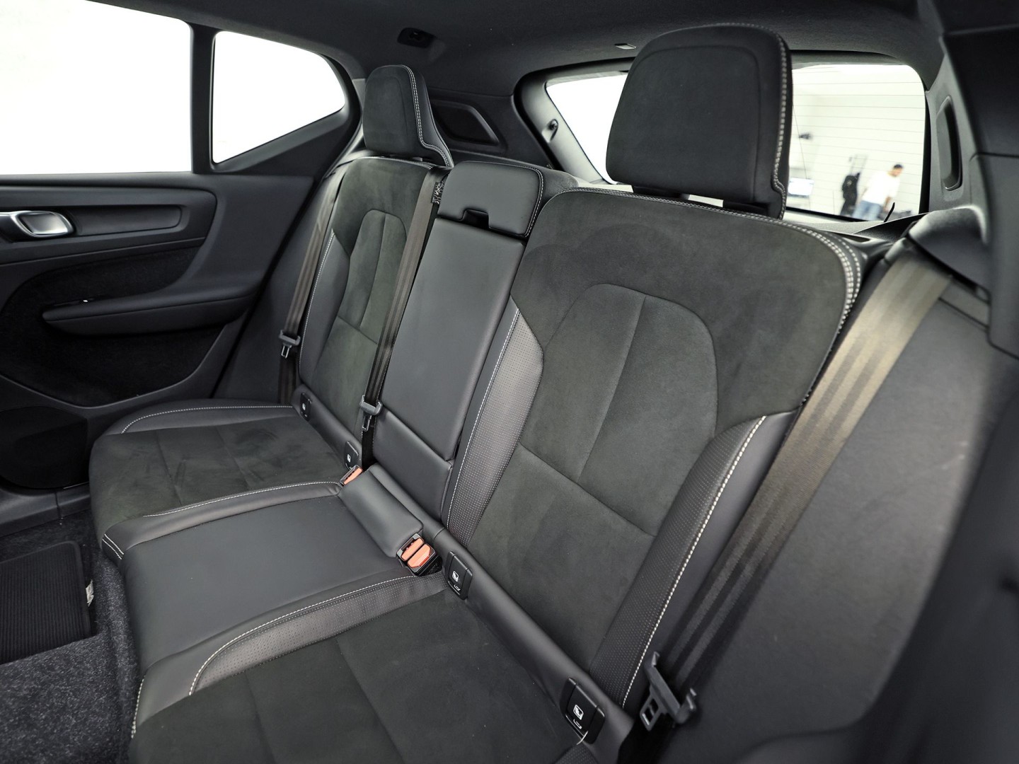 Volvo XC40 1.5 T5 Twin Engine R-Design 252Pk Automaat (PANORAMADAK, GROOT NAVI, CAMERA, HARMAN/KARDON, SPORTSTOELEN, LEDER/ALCANTARA, ELEK ACHTERKLEP, NIEUWE APK,  NIEUWSTAAT)