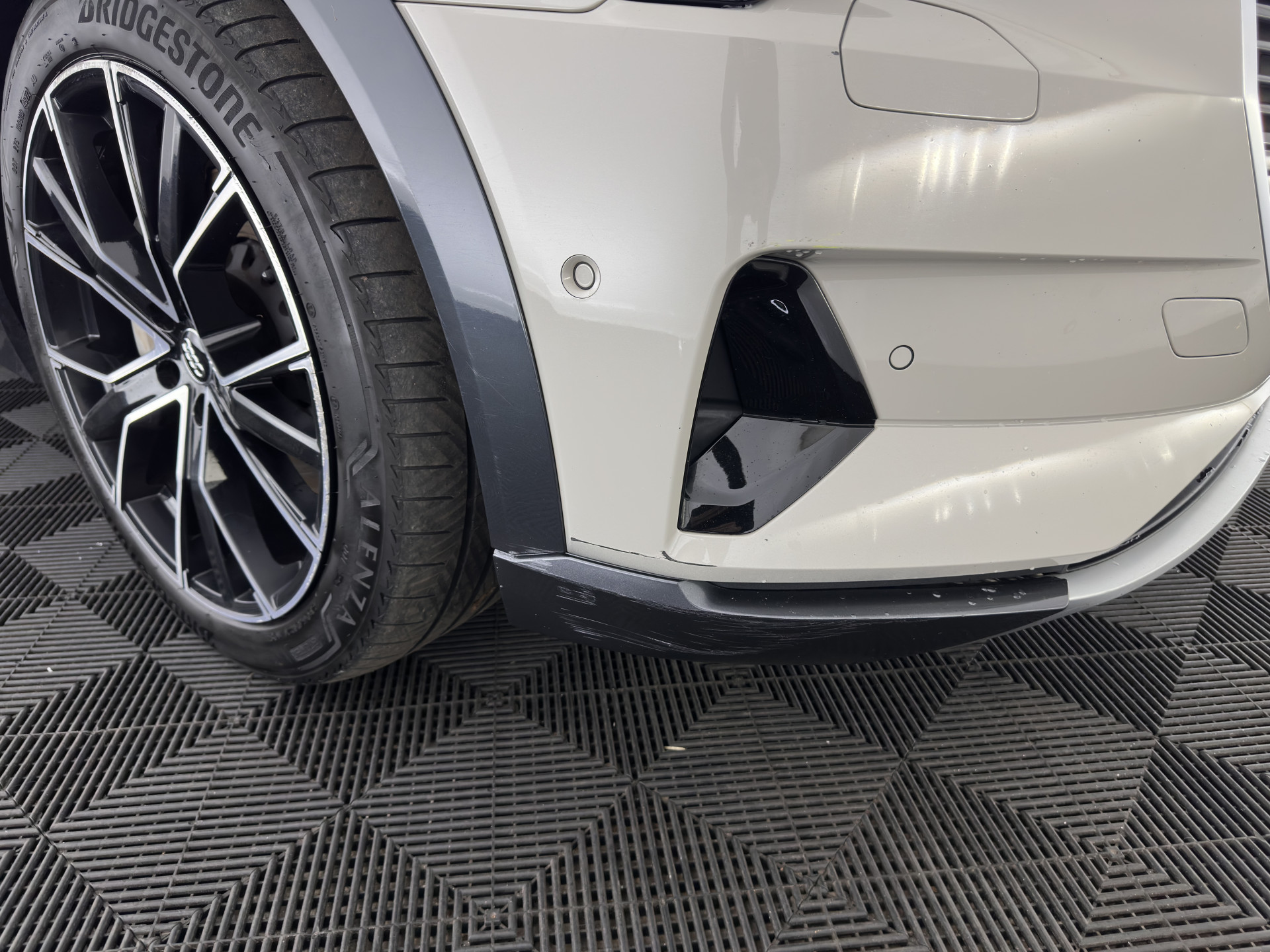 Audi e-tron 55 quattro advanced 95 kWh [ 3-Fase ] (INCL-BTW) *PANO | LUXURY-LEATHER | ADAPTIVE-CRUISE | FULL-LED | DIGI-COCKPIT | KEYLESS | MEMORY-PACK | AIR-SUSPENSION | CAMERA | AMBIENT-LIGHT |  NAVI-FULLMAP | SHIFT-PADDLES | DAB+ | COMFOR