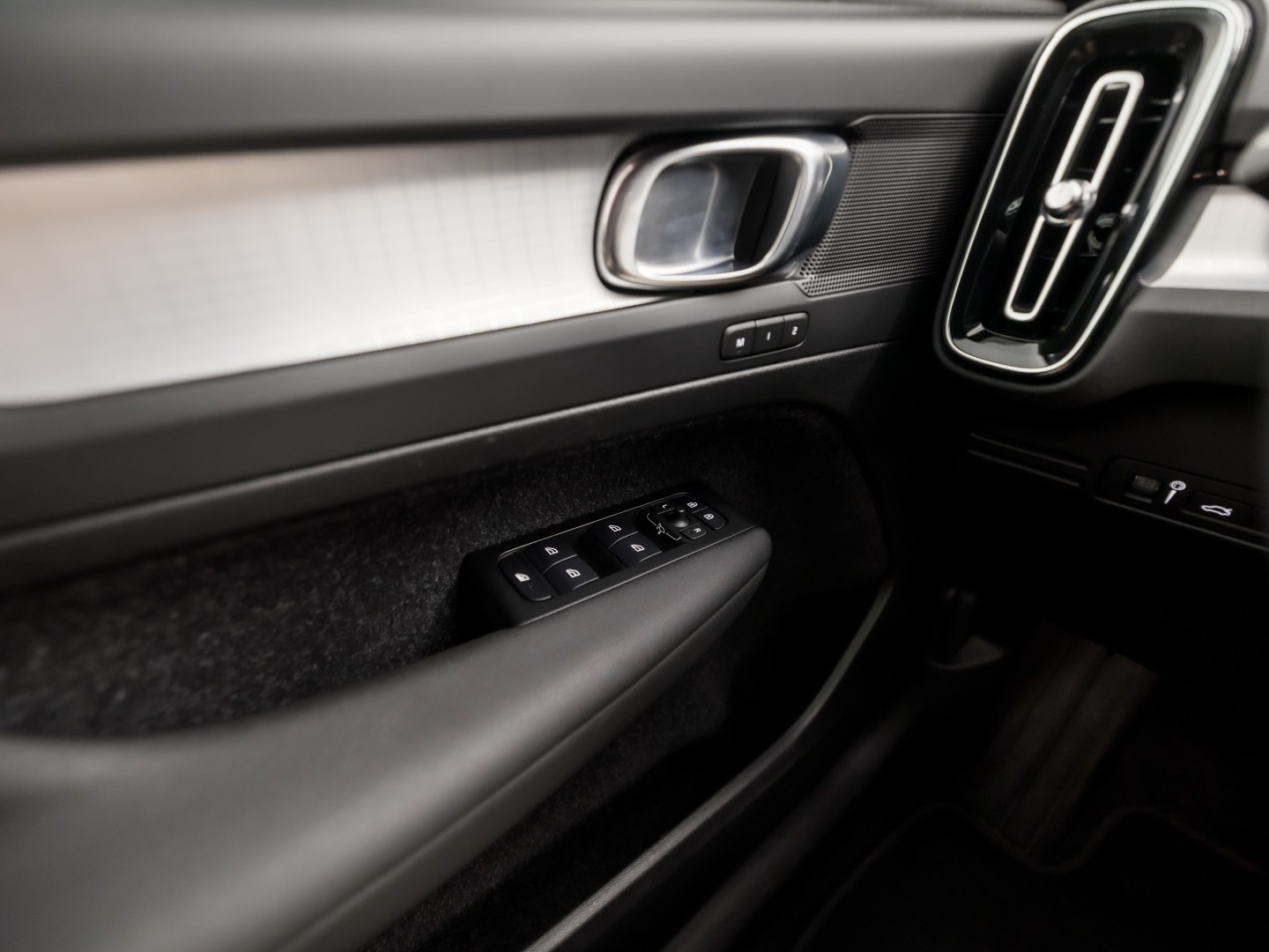 Volvo XC40 1.5 T4 Recharge Inscription 211Pk Automaat (APPLE CARPLAY, STUUR/STOELVERWARMING, MEMORY SEATS, CAMERA, STOELVERWARMING ACHTER, KEYLESS, GETINT GLAS, ELEK ACHTERKLEP, ZWART HEMEL, NIEUWSTAAT)