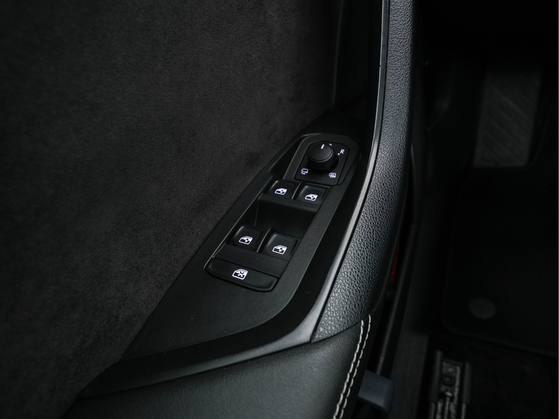 ŠKODA Kodiaq 1.5 TSI Sportline Business (INCL-BTW) Aut. *PANO | LEATHER-MICROFIBRE | FULL-LED | MEMORY-PACK | DIGI-COCKPIT | NAVI-FULLMAP | CAMERA | DAB+ | AMBIENT-LIGHT | KEYLESS | DAB+ | CARPLAY | PRIVACY-GLASS | 20"ALU*