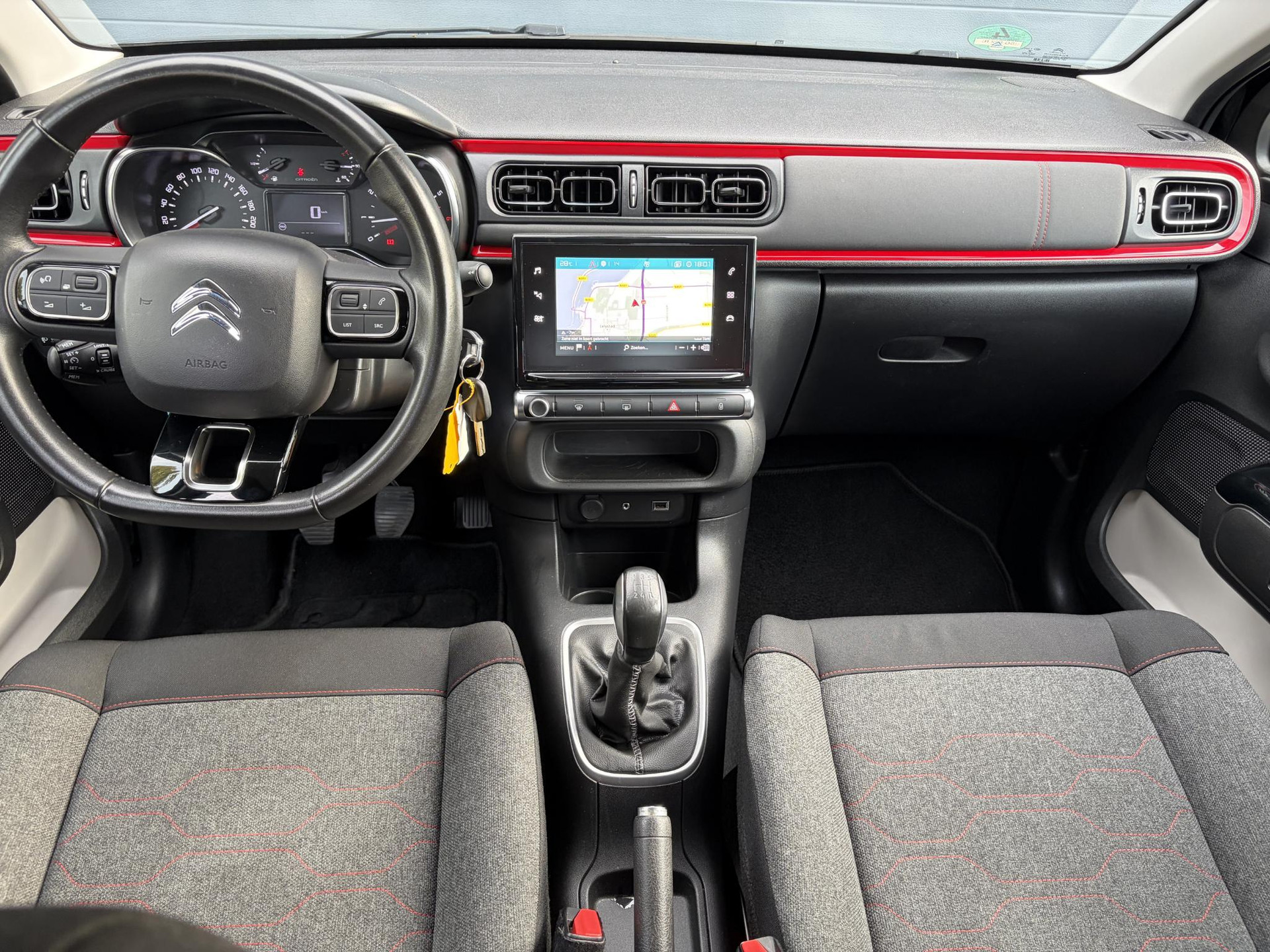 Citroen C3 1.2 PureTech Shine ✓2e Eigenaar✓Camera✓Carplay✓Navi✓Trekhaak✓Pdc✓Clima✓Cruise✓17''Lm velgen✓Rijstrooksensor✓N.A.P✓Apk tot 04-2027