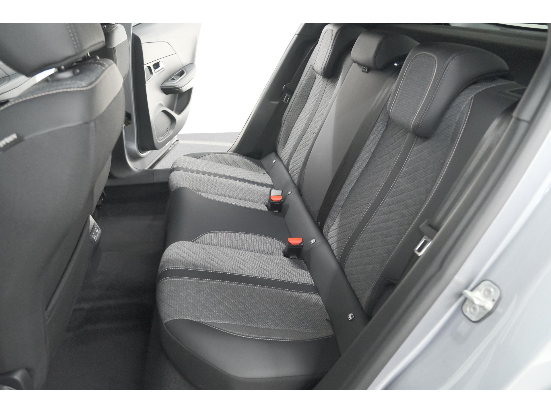 Peugeot 2008 1.2 Hybrid 145 Allure | 360 Camera | Adaptieve Cruise Control | Dodehoekdetectie | Apple Carplay