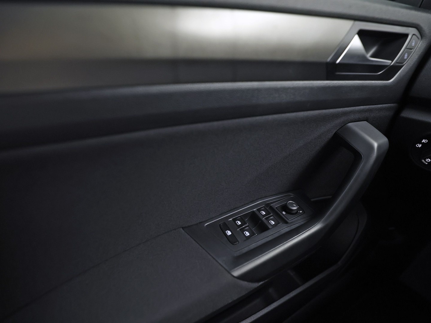 Volkswagen T-Roc 1.0 TSI Sport (APPLE CARPLAY, 1e EIGENAAR, GROOT NAVI, LM VELGEN, SPORTSTOELEN, PARKEERSENSOREN, ADAPTIVE CRUISE, NIEUWSTAAT)