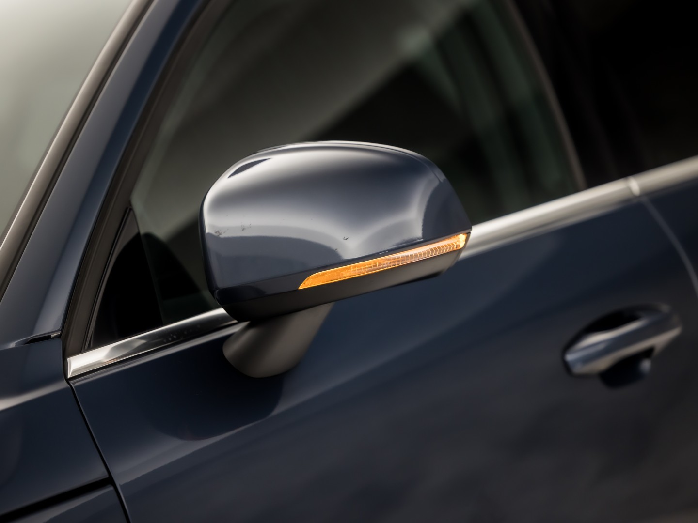 Volvo XC40 1.5 T5 Recharge Sport 262Pk Automaat (BLACK PACK, APPLE CARPLAY, GROOT NAVI, ZWART HEMEL, STUUR/STOELVERWARMING, SPORTSTOELEN, GETINT GLAS, LANE ASSIST, NIEUWE APK, NIEUWSTAAT)