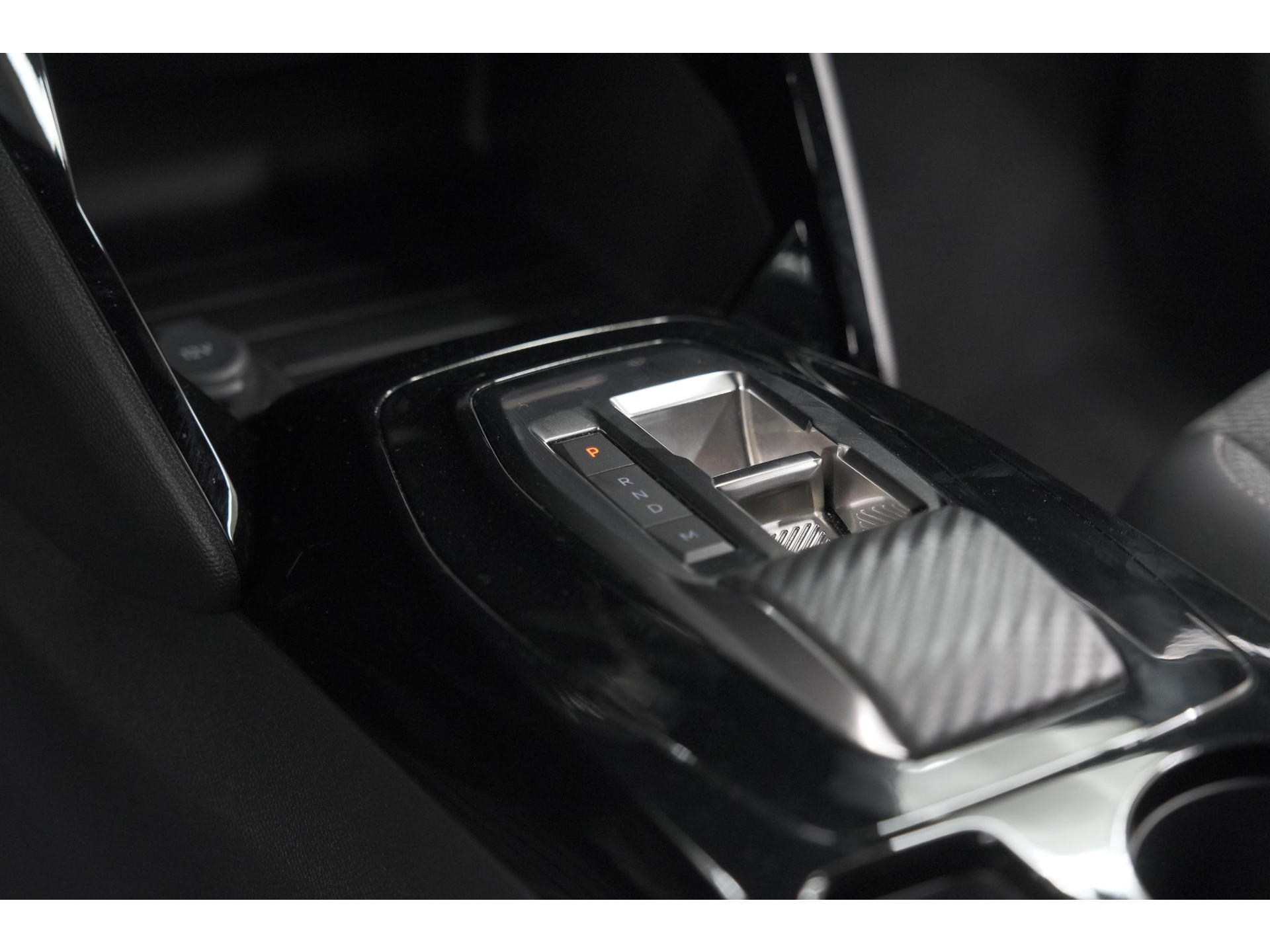 Peugeot 2008 PureTech 130 EAT8 Allure | Allseason banden | 360 Camera | Dodehoekdetectie | Apple Carplay | Stoelverwarming