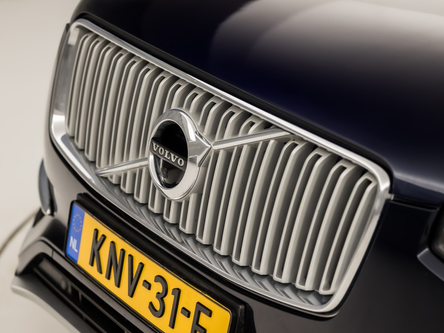 Volvo XC90 2.0 T8 Twin Engine AWD Inscription 7 Persoons 408Pk Automaat (PANORAMADAK, BOWERS&WILKINS, MEMORY SEATS, BRUIN LEDER, CAMERA, STOELKOELING/VERWARMING, HEAD-UP DISPLAY, GETINT GLAS, ELEK ACHTERKLEP, NIEUWSTAAT)