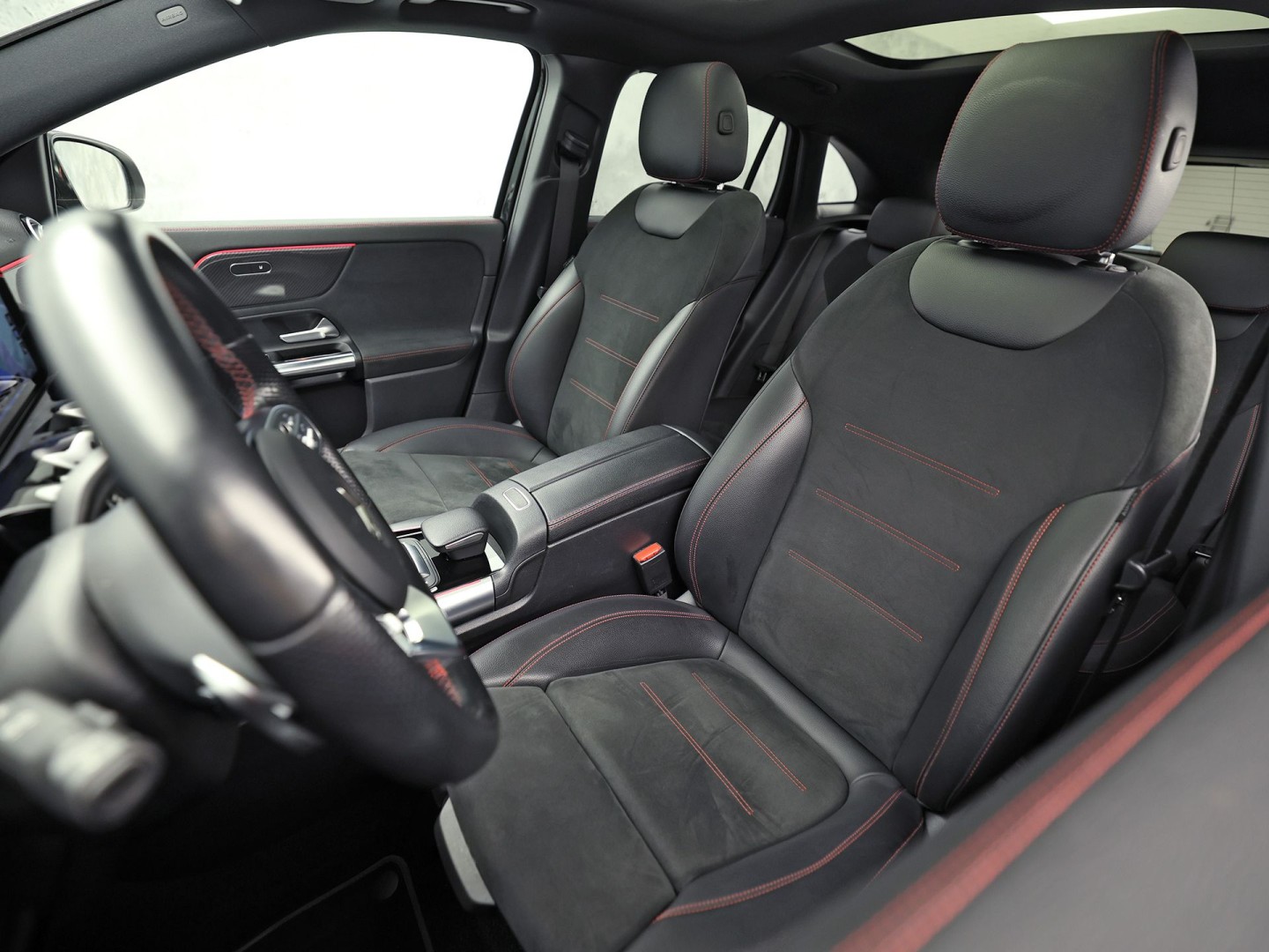 Mercedes-Benz GLA 200 AMG Sport 163Pk Automaat (PANORAMADAK, GROOT NAVI, SFEERVERLICHTING, CAMERA, SPORTSTOELEN, STOELVERWARMING, GETINT GLAS, NIEUWSTAAT)