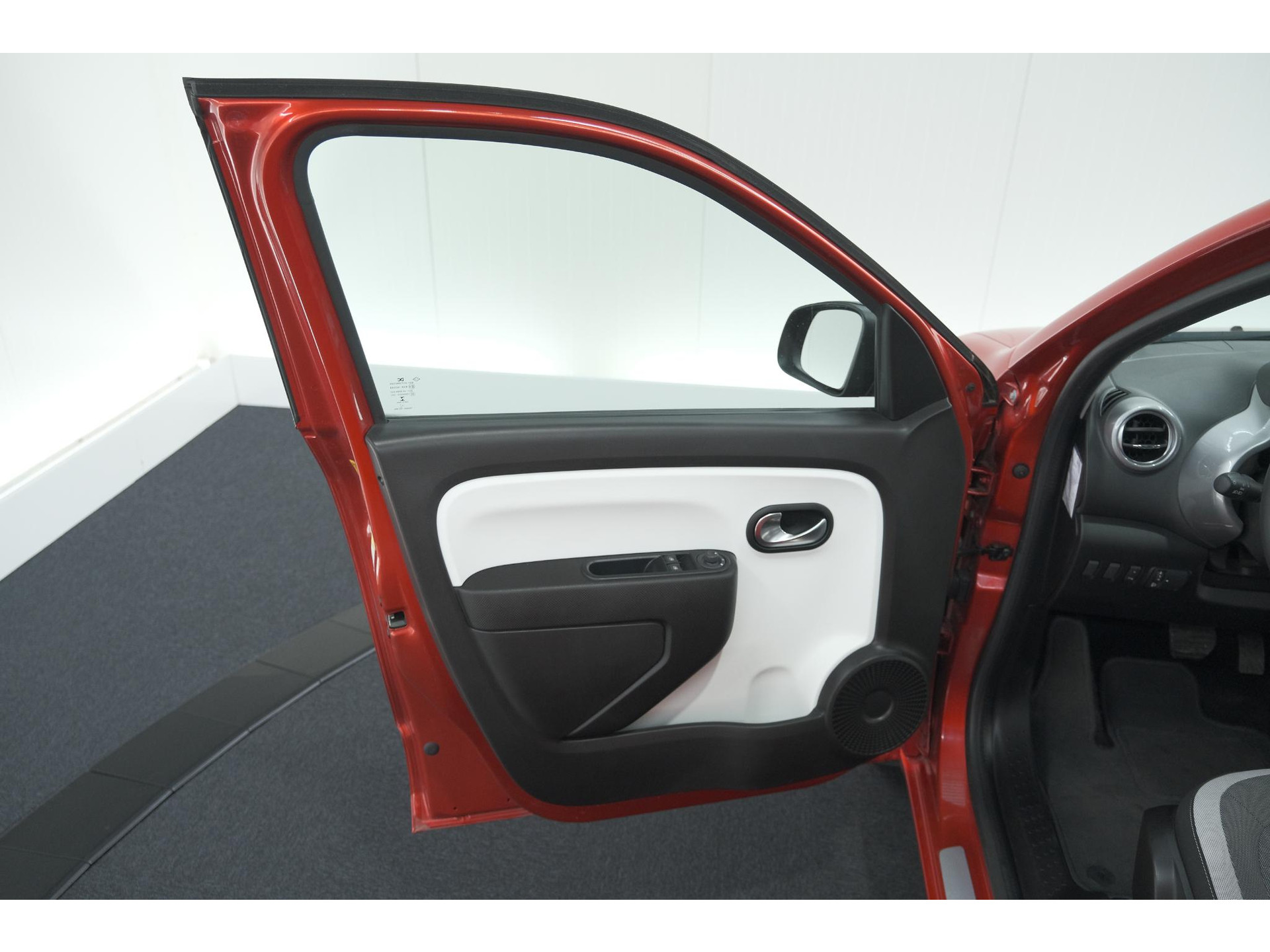 Renault Twingo 1.0 SCe Limited | Automaat | Parkeersensoren | Allseason Banden | Bluetooth Radio