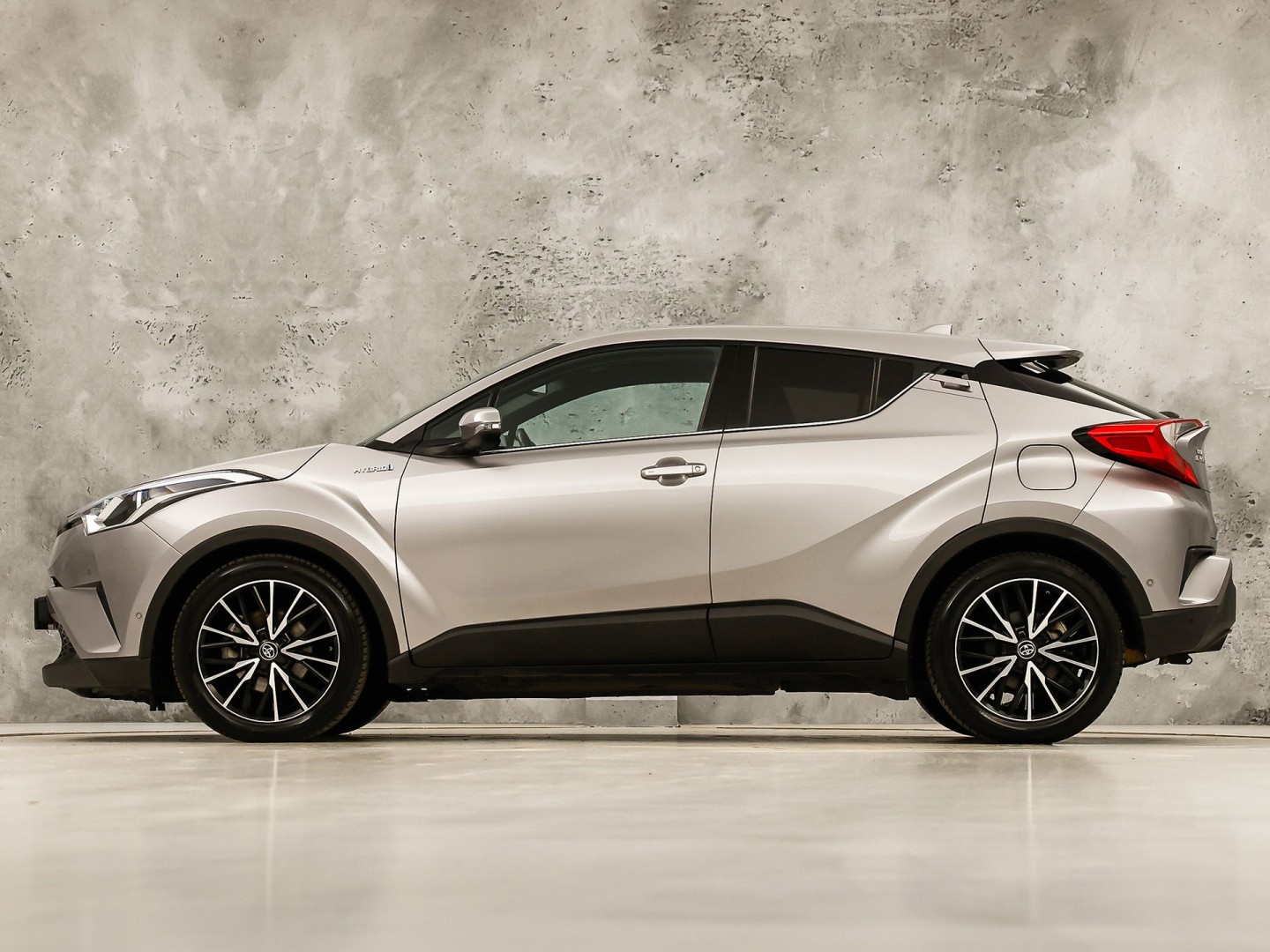 Toyota C-HR 1.8 Hybrid Sport Automaat (NAVIGATIE, CAMERA, STUUR/STOELVERWARMING, GETINT GLAS, SPORTSTOELEN, ADAPTIVE CRUISE, KEYLESS, NIEUWSTAAT)