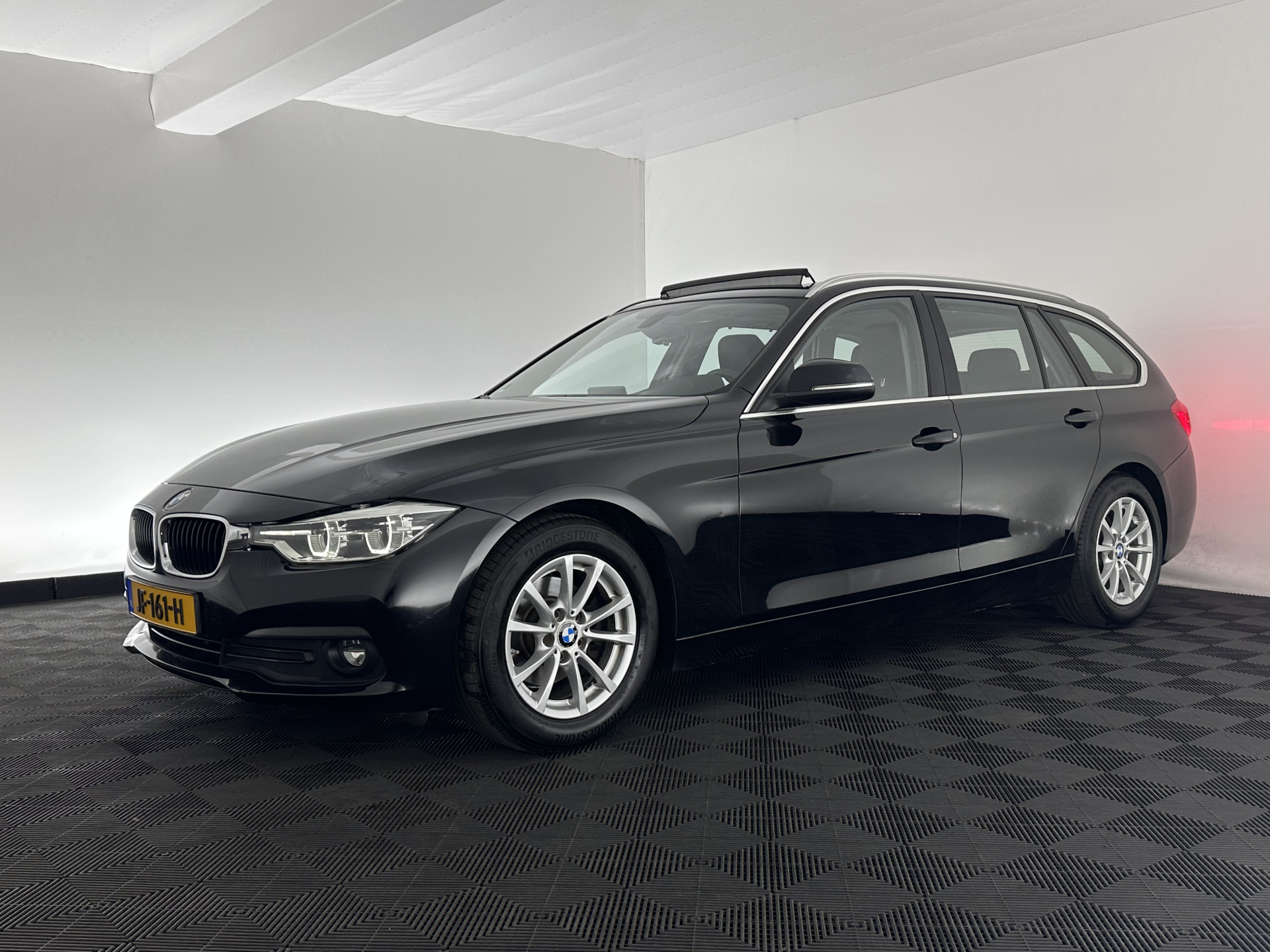 BMW 3-serie Touring 320d EDE Corporate Lease Essential Aut. *PANO | FULL-LEATHER | FULL-LED | NAVI-FULLMAP | HEATED-COMFORTSEATS | HIFI-SOUND | ECC | PDC | CRUISE | 16''ALU*