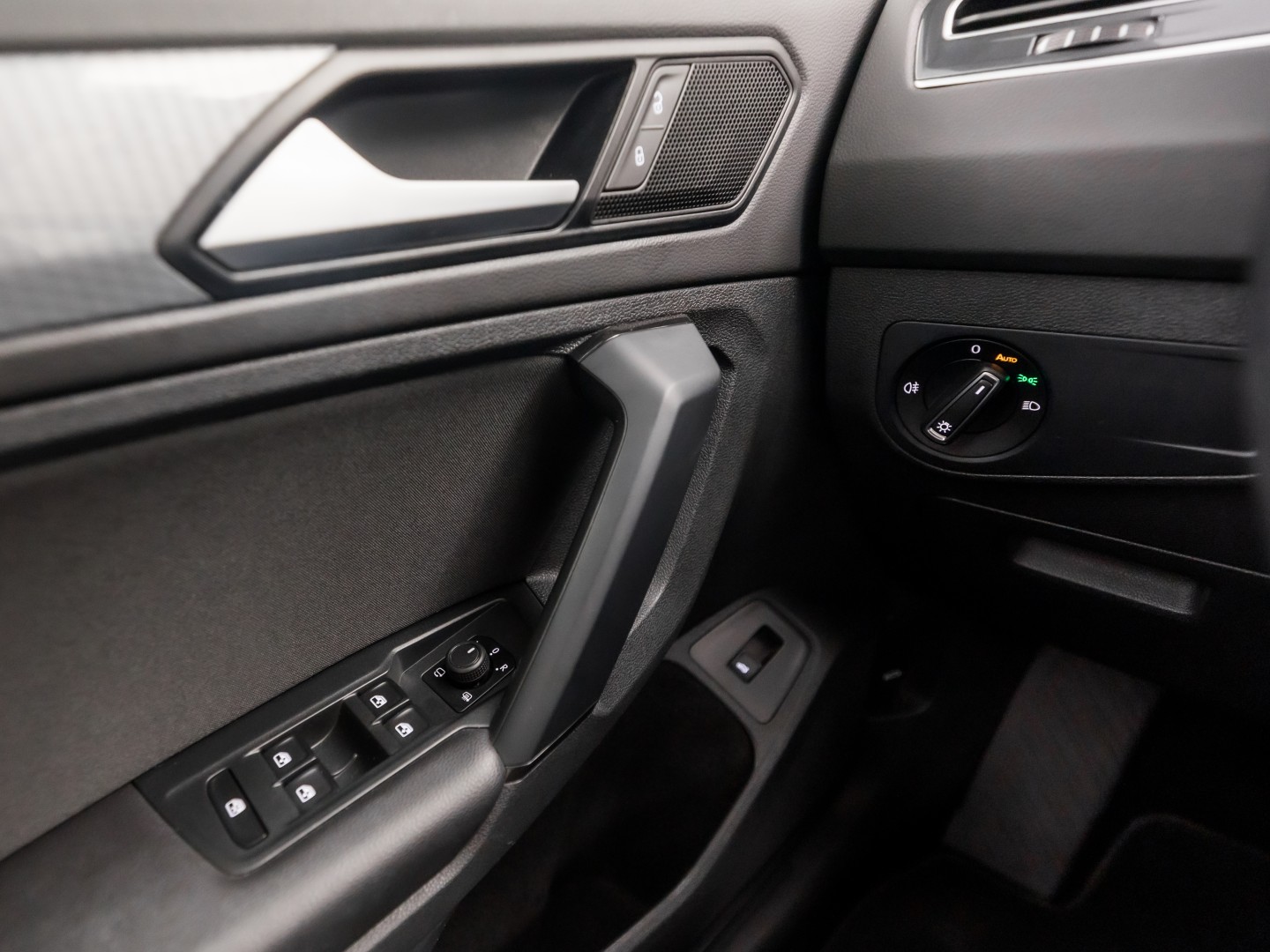 Volkswagen Tiguan 1.5 TSI Life Sport 150Pk Automaat (VIRTUAL COCKPIT, APPLE CARPLAY, CLIMATE, KEYLESS, STOELVERWARMING, SPORTSTOELEN, GETINT GLAS, ELEK ACHTERKLEP, ALCANTARA, NIEUWE APK, NIEUWSTAAT)