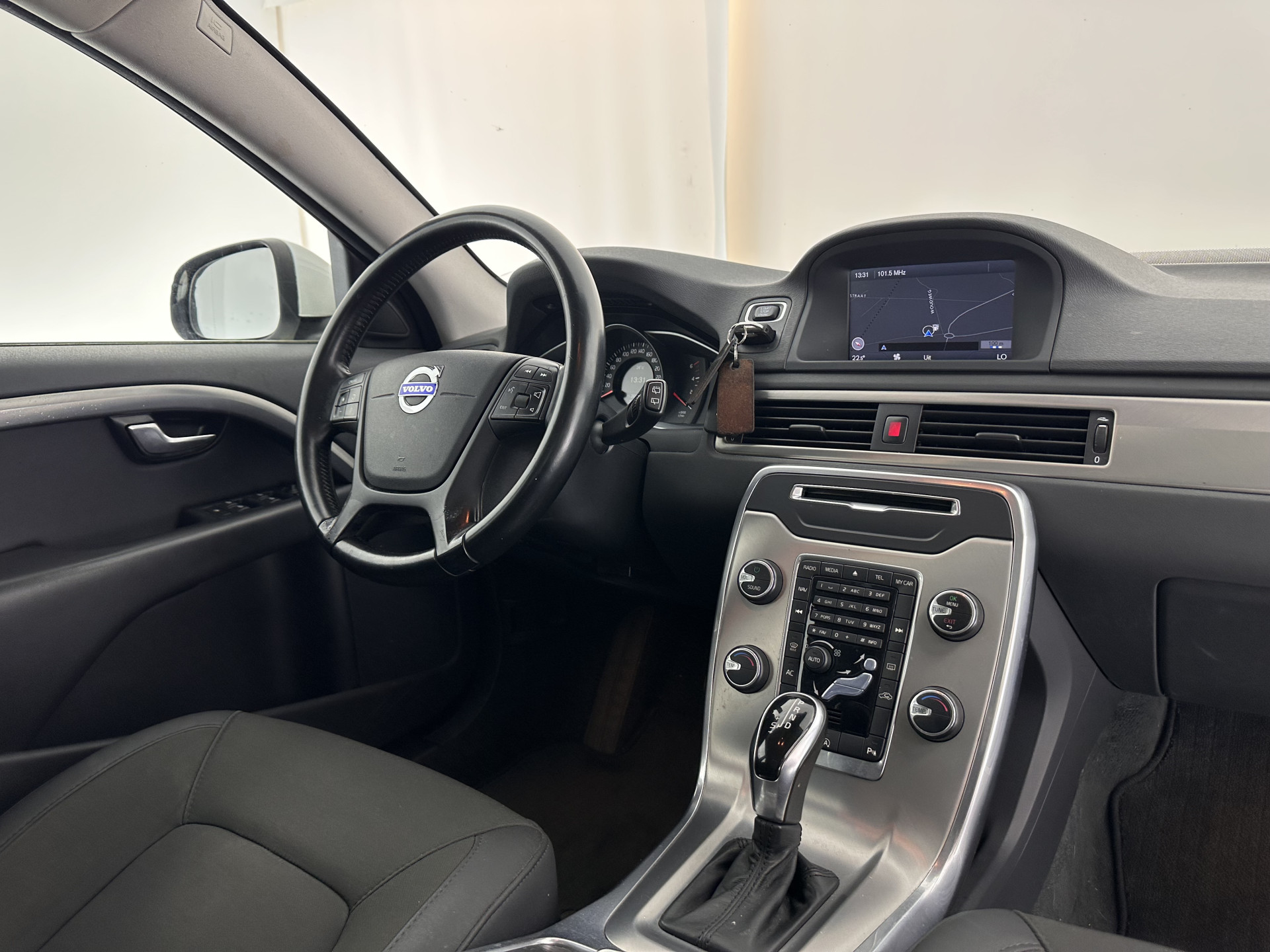 Volvo V70 1.6 D2 Kinetic Sport-Pack Aut. *NAVI-FULLMAP | COMFORT-SEATS | ECC | SIPS | PDC | CRUISE | PRIVACY-GLASS | TOWBAR | 17''ALU*