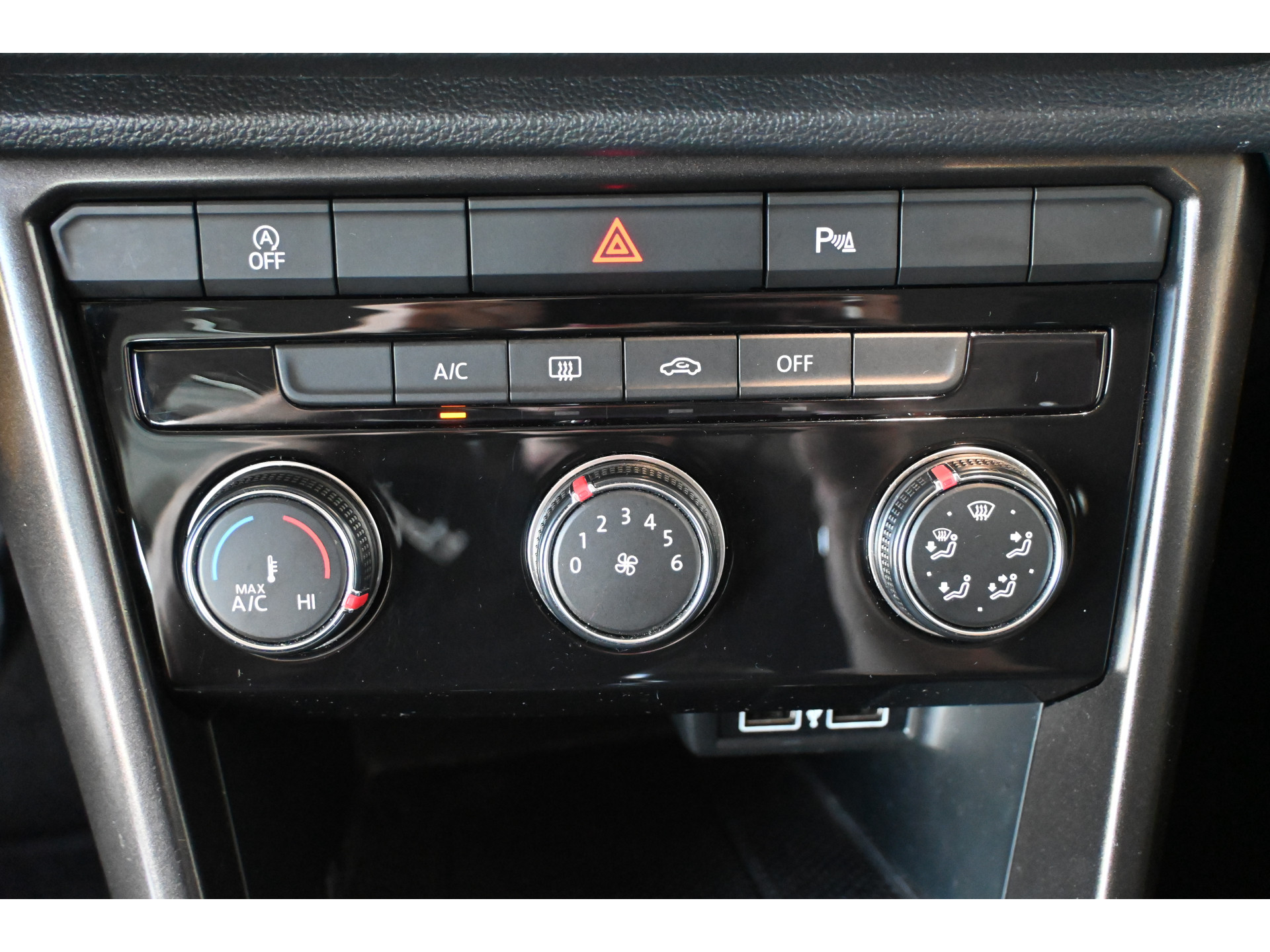 Volkswagen T-Roc 1.0 TSI Style Clima Adaptieve cruise Navigatie PDC Licht metaal Inruil mogelijk