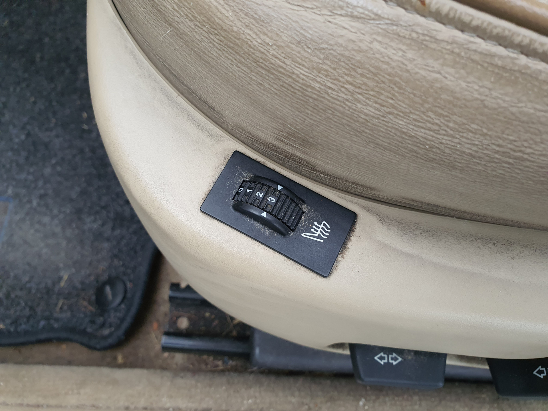 Peugeot 607 2.7 HDiF Executive Ivoire-Pack Aut. *PANO | XENON | NAPPA-FULL-LEATHER | NAVI-FULLMAP | CRUISE | MEMORY-PACK | HEATD-COMFORTSEATS | TOWBAR | HEATED-SEATS | 17"ALU*