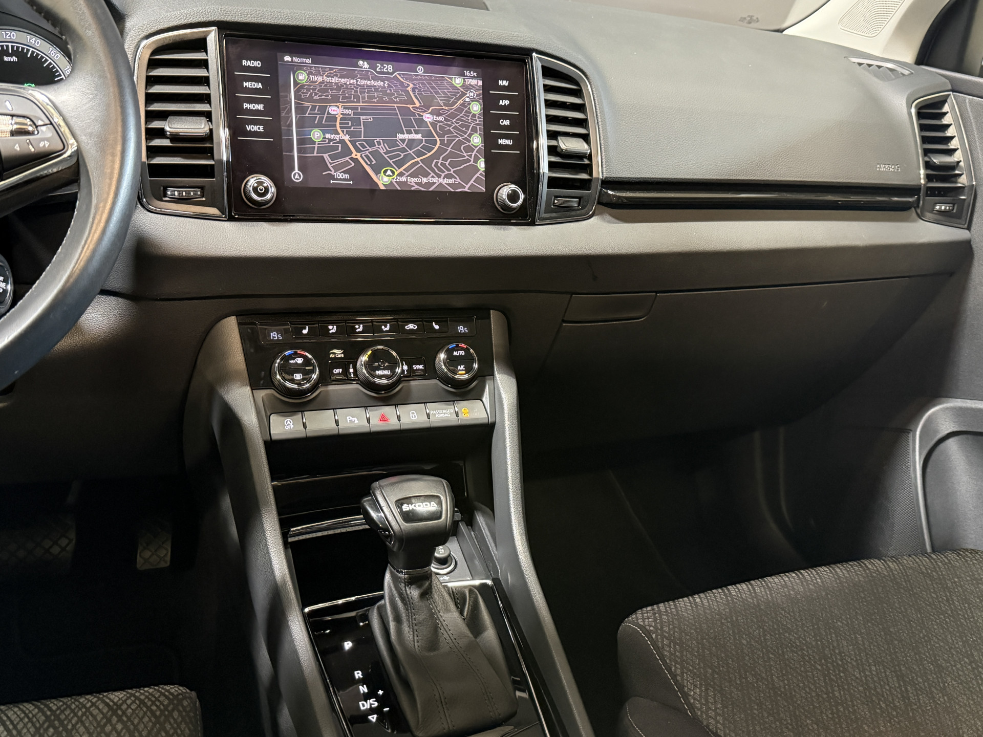 ŠKODA Karoq 1.5 TSI ACT Business Edition Plus | Panoramadak | Camera | Adaptive cruise | Stoelverwarming | Full LED | NL auto | Dealer onderhouden