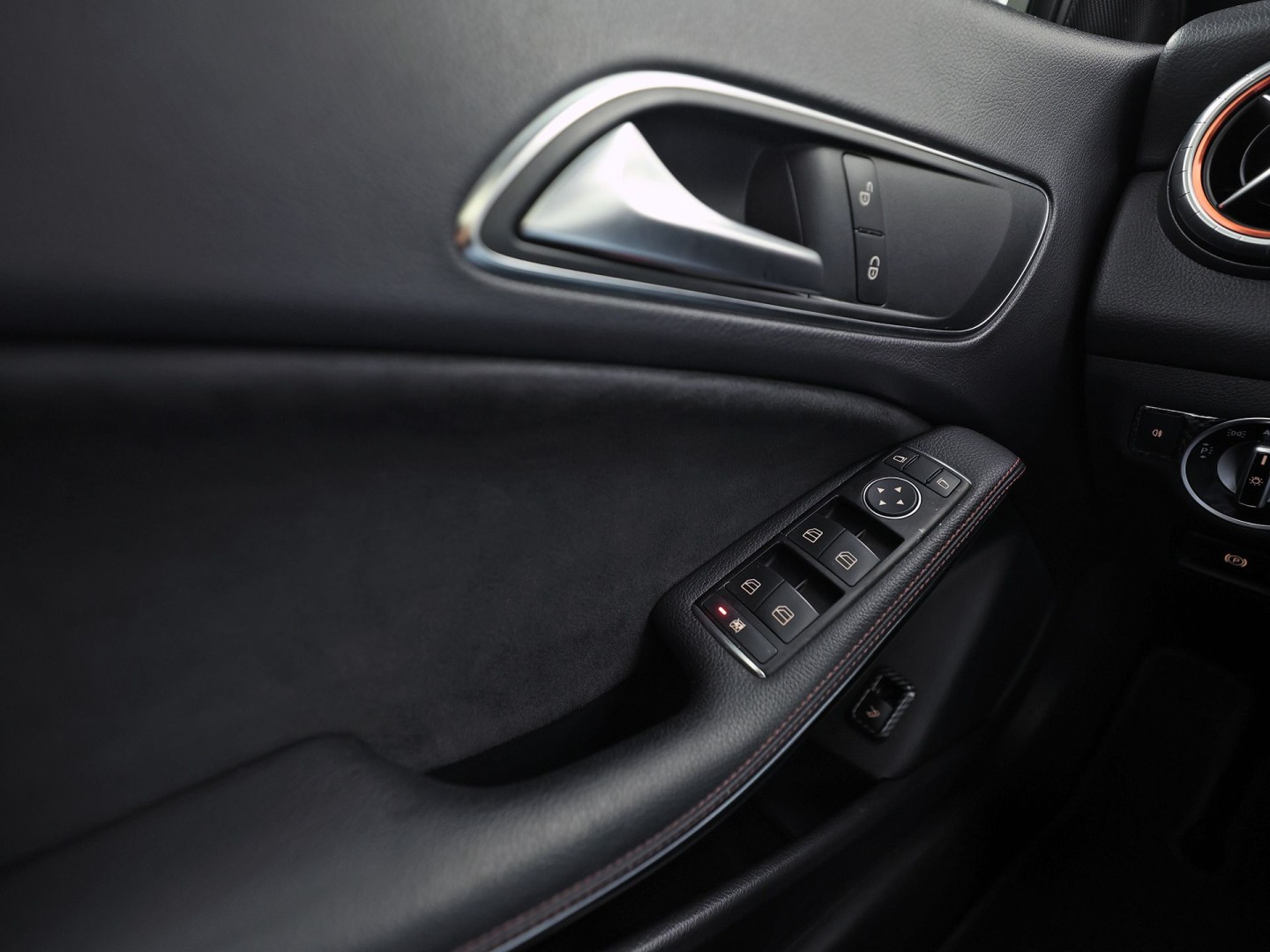Mercedes-Benz CLA-Klasse 250 AMG Sport 211Pk Automaat (PANORAMADAK, STERRENHEMEL, NAVIGATIE, RODE GORDELS, LEDER/ALCANTARA, STOELVERWARMING, SPORTSTOELEN, GETINT GLAS, CRUISE, NIEUWSTAAT)