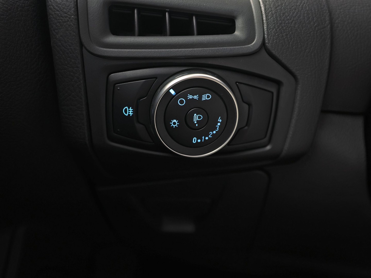 Ford Focus 1.0 Sport (NAVIGATIE, LM VELGEN, PARKEERSENSOREN, TREKHAAK, SPORTSTOELEN, CRUISE, NIEUWSTAAT)