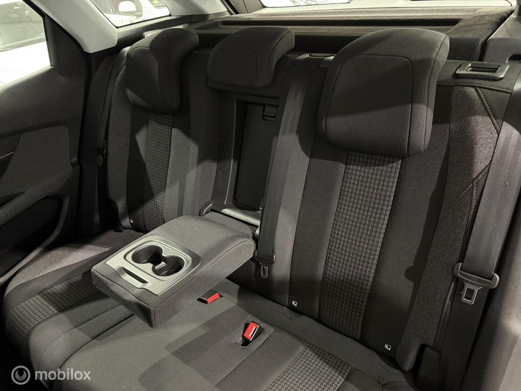 Peugeot 3008 1.2 PureTech Active|Automaat|CarPlay|Camera|Trekhaak|NAP