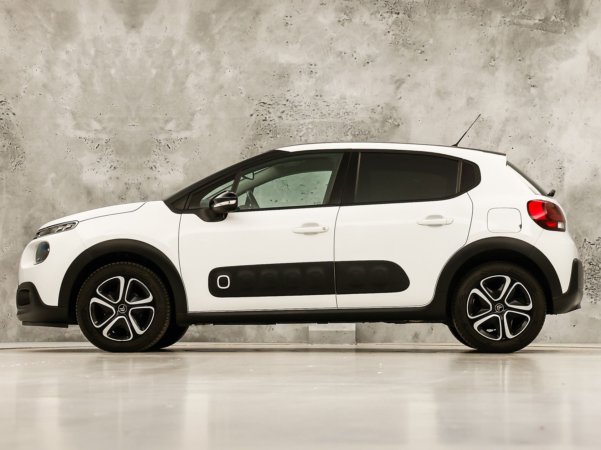 Citroën C3 1.2 PureTech S&S Shine Sport 110Pk (APPLE CARPLAY, GROOT NAVI, STOELVERWARMING, SPORTSTOELEN, CRUISE, LANE ASSIST, NIEUWSTAAT)
