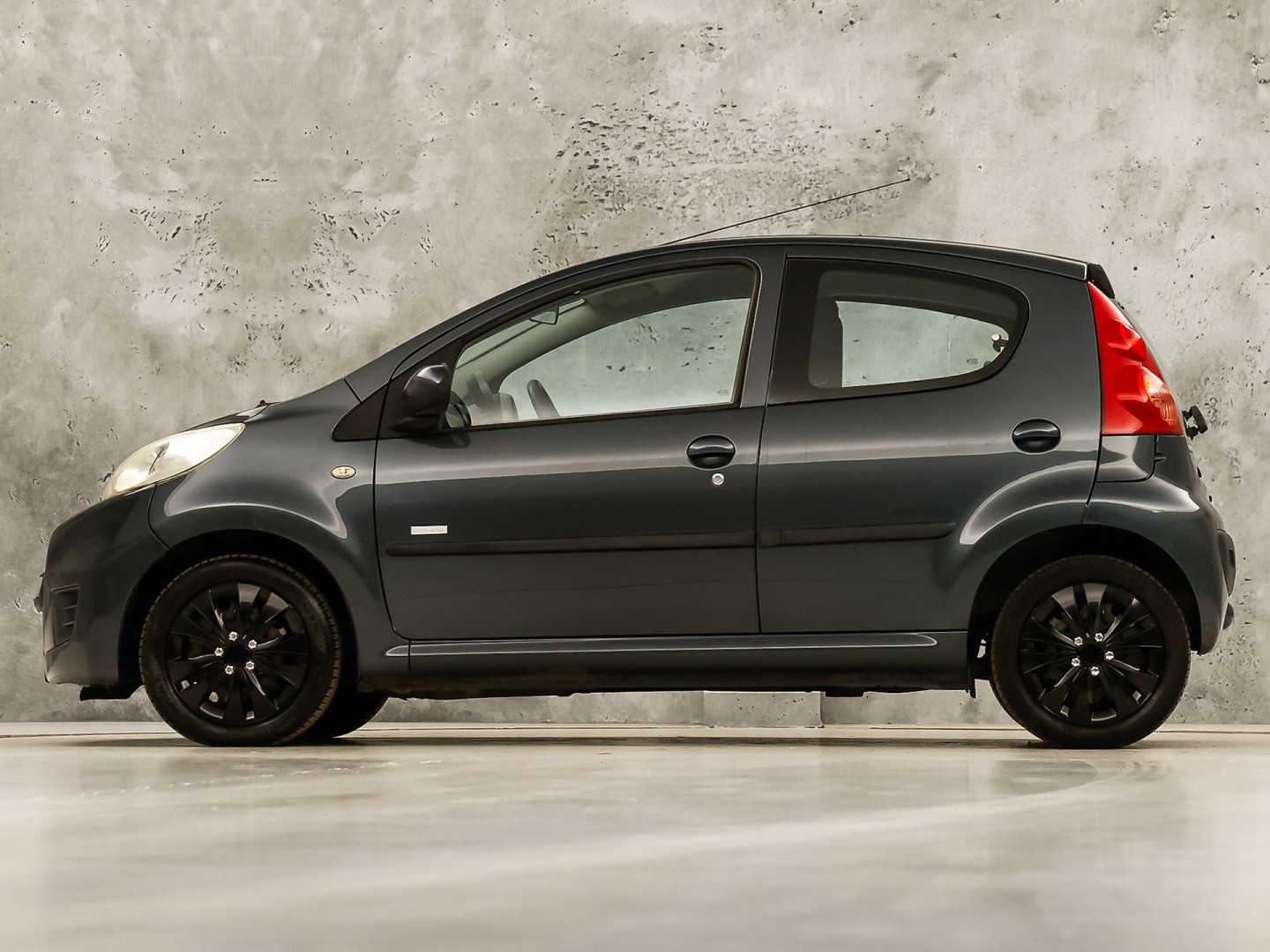 Peugeot 107 1.0-12V Sport (5 DEURS, AIRCO, TOERENTELLER, SPORTSTOELEN, RADIO, ELEK RAMEN, NIEUWE APK, NIEUWSTAAT)