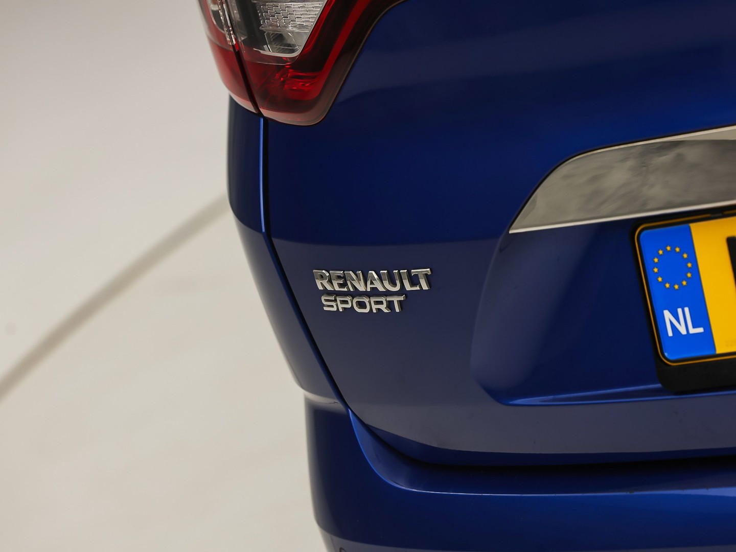 Renault Mégane Estate 1.6 TCe GT 205Pk Automaat (VIRTUAL COCKPIT, GROOT NAVI, KUIPSTOELEN, HEAD-UP DISPLAY, CAMERA, ADAPTIVE CRUISE, BOSE, STOELVERWARMING, NIEUWSTAAT)