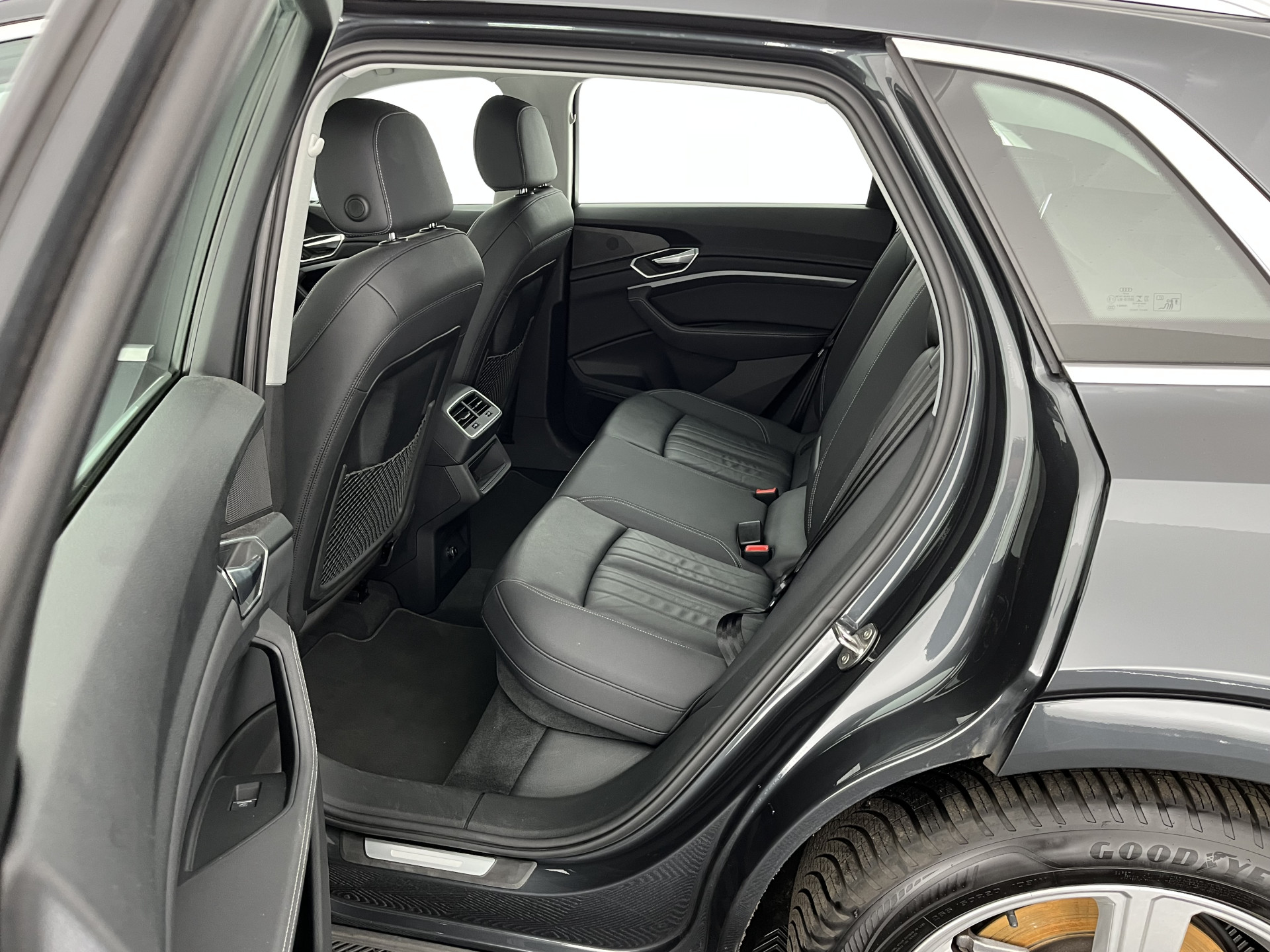 Audi e-tron 55 quattro Advanced edition Plus 95 kWh [3-Fase] {SOH-93%} (INCL-BTW) Aut.*LEATHER | ADAPTIVE-CRUISE | FULL-LED | DIGI-COCKPIT | KEYLESS | MEMORY-PACK | CAMERA | NAVI-FULLMAP | SHIFT-PADDLES | DAB+ | HEATED-COMFORTSEATS | DRIVE-SELECT | 20''AL