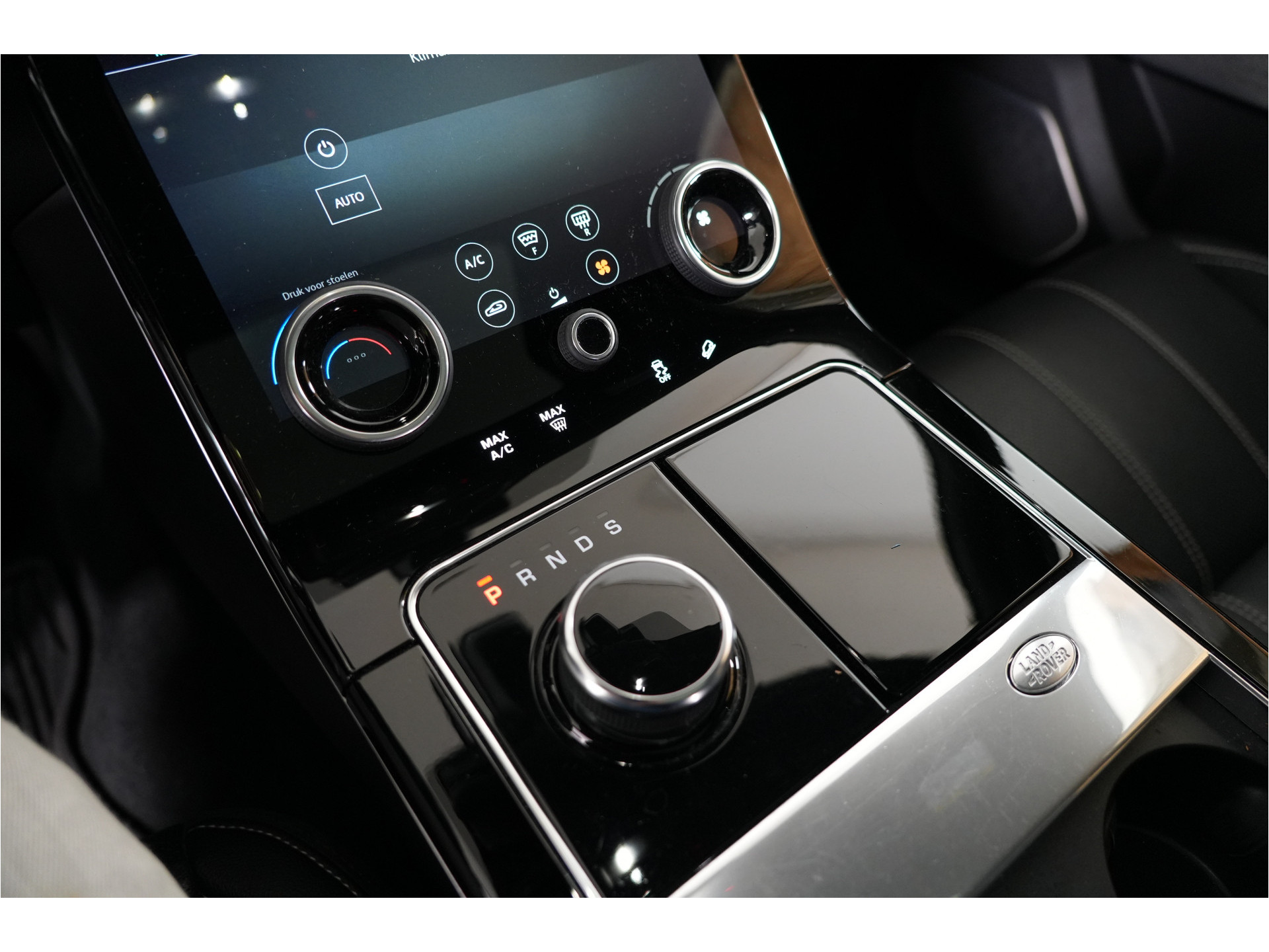 Land Rover Range Rover Velar 2.0 I4 Turbo 300 pk AWD R-Dynamic SE | Pano | Trekhaak | El. Stl. verst. | Massage | Leder | Inparkeer |e | Stl. verw. |