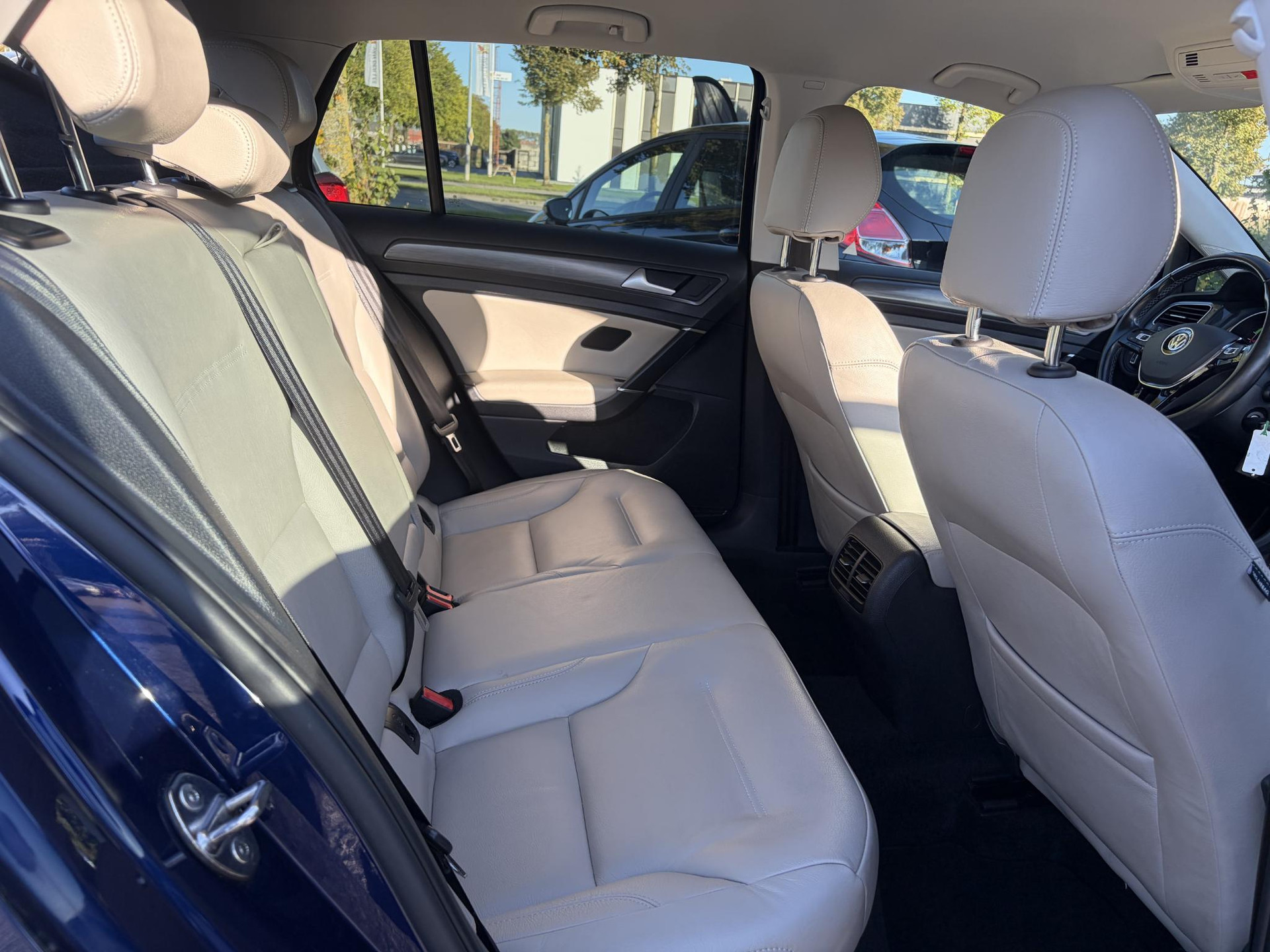 Volkswagen e-Golf e-Golf ✓SOH 88.57%✓Carplay✓Navi✓Leder✓Clima✓Cruise✓Pdc V+A✓LED✓16'' Lm velgen✓N.A.P✓Apk tot 02-2027