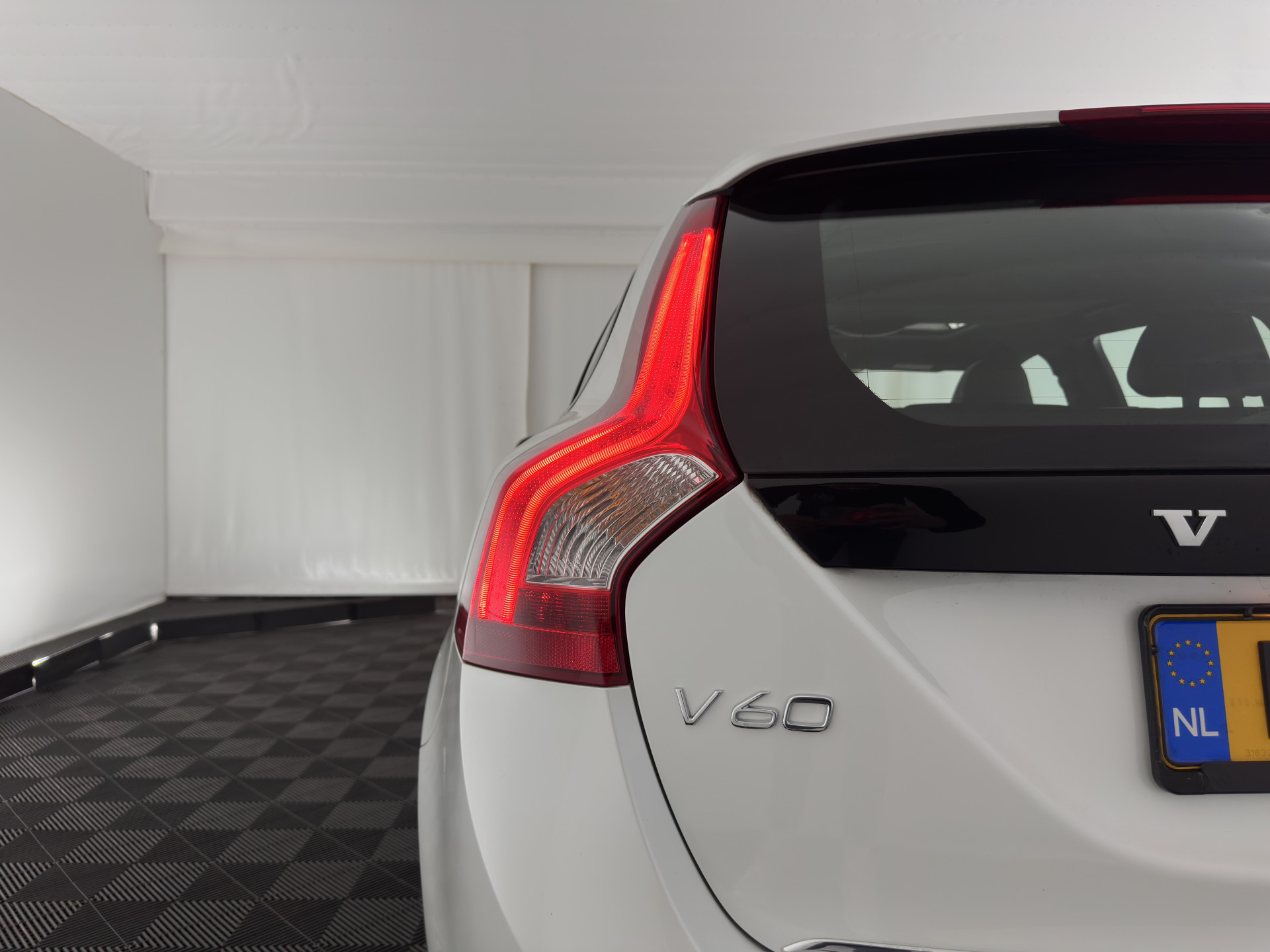 Volvo V60 2.4 D5 Twin Engine Special Edition Aut. *PANO | LEATHER | BI-XENON | BLINDSPOT | MEMORY-PACK | NAVI-FULLMAP | HEATED-SPORTSEATS | CAMERA | PERFORMANCE-AUDIO | TOWBAR | 18''ALU*