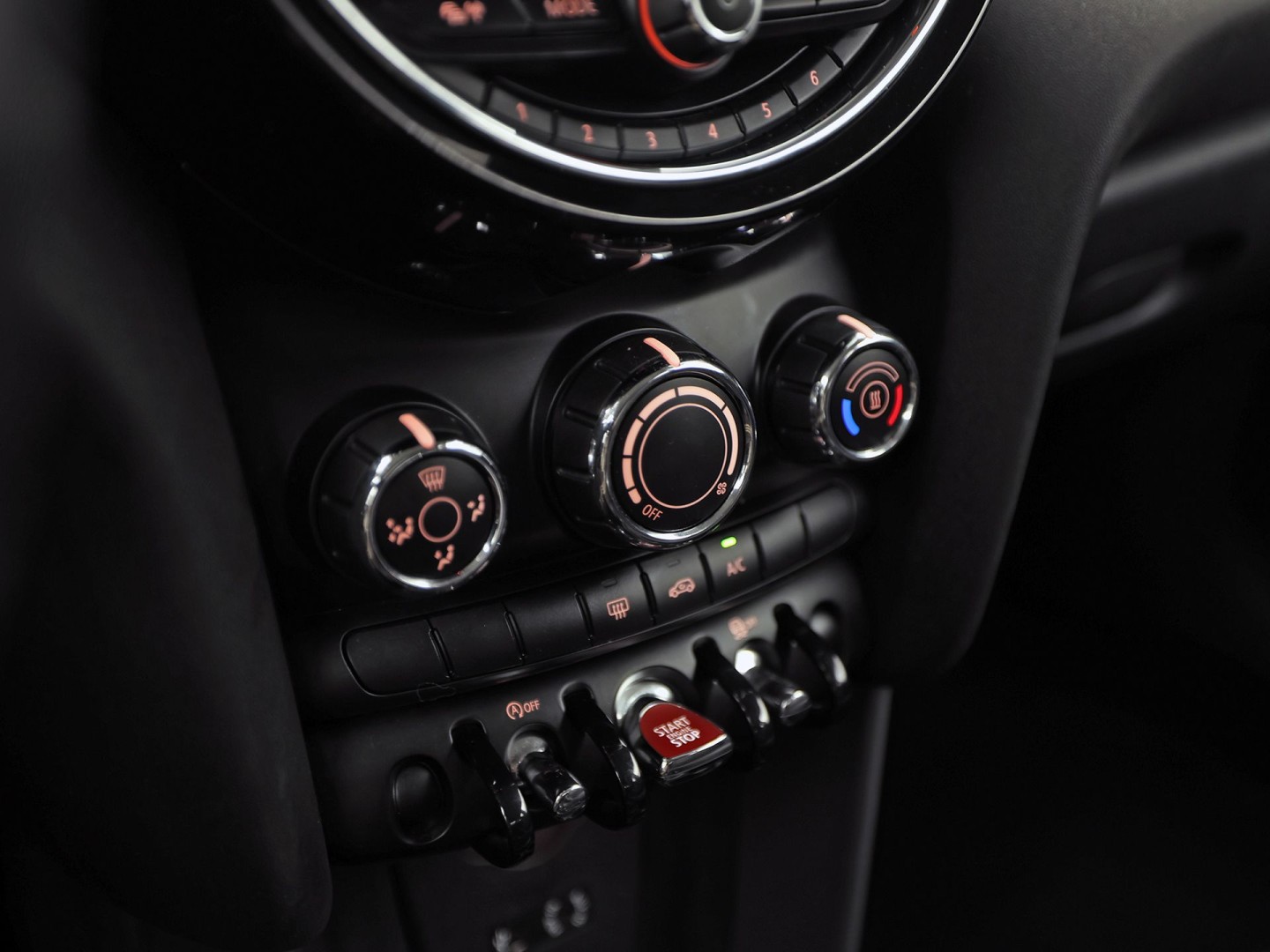 MINI 3-deurs 1.5 Cooper Sport 136Pk (NAVIGATIE, GETINT GLAS, AIRCO, BLUETOOTH, LM VELGEN, SPORTSTOELEN, CRUISE, NIEUWE APK, NIEUWSTAAT)