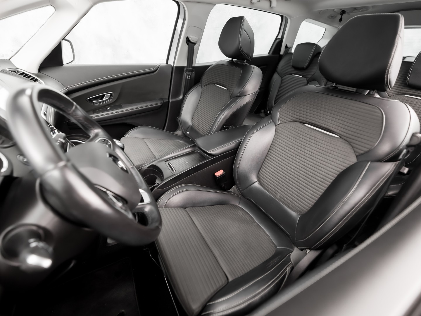 Renault Grand Scénic 1.3 TCe Bose 7 Persoons (PANORAMADAK, APPLE CARPLAY, GROOT NAVI, LEDER, SPORTSTOELEN, GETINT GLAS, BOSE AUDIO, CAMERA, NIEUWE APK, NIEUWSTAAT)