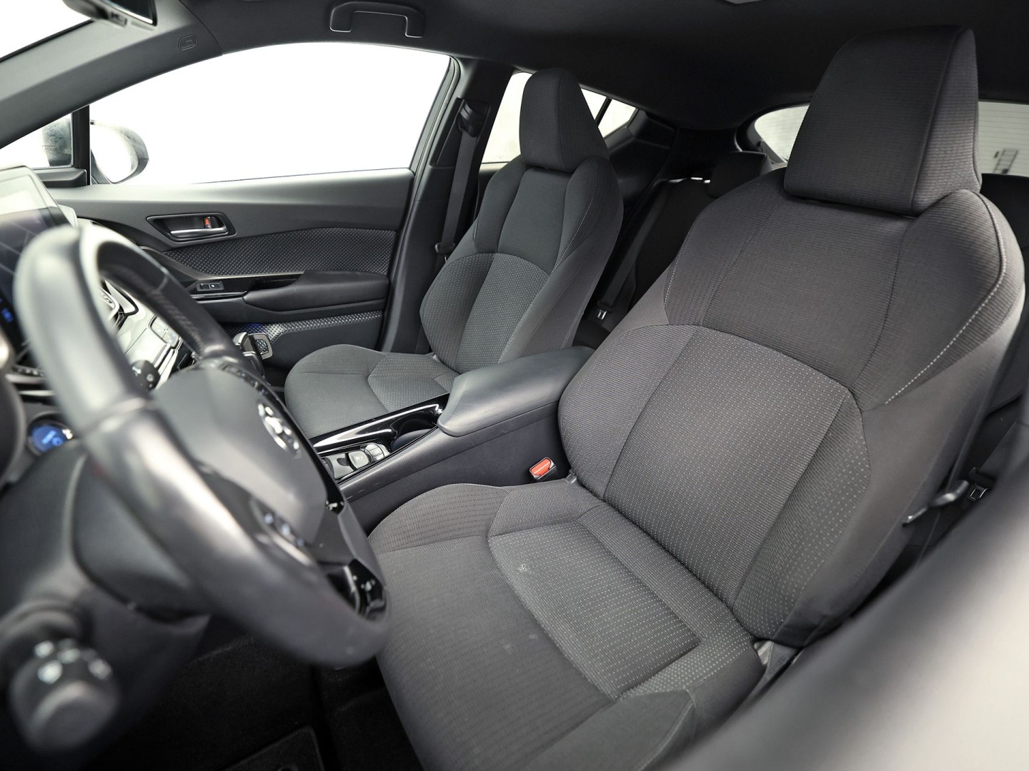 Toyota C-HR 1.8 Hybrid Sport Automaat (NAVIGATIE, CAMERA, STUUR/STOELVERWARMING, GETINT GLAS, SPORTSTOELEN, ADAPTIVE CRUISE, KEYLESS, NIEUWSTAAT)