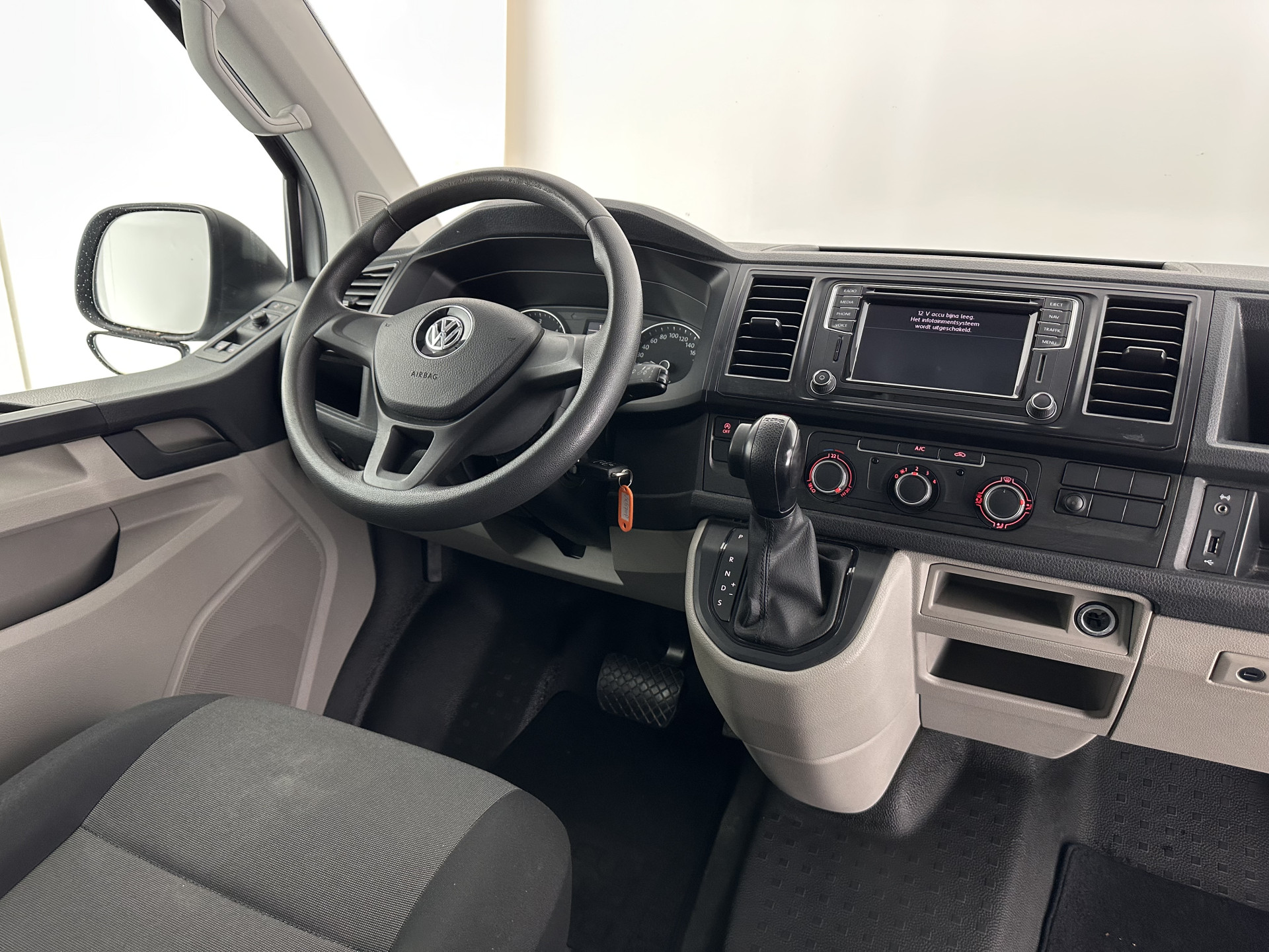 Volkswagen Transporter 2.0 TDI L1H2 Comfortline *NAVI-FULLMAP | AIRCO | CRUISE | CAMERA | INVENTER | DAB | PARKINGHEATER | COMFORTSEATS | PDC | TOWBAR*