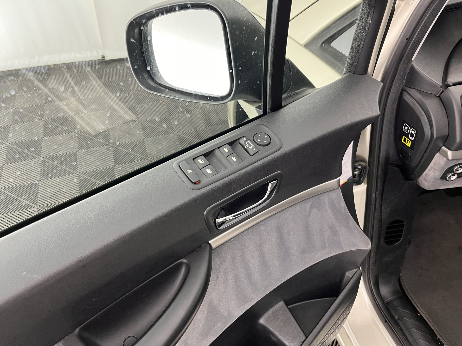 Peugeot 807 2.0 HDiF ST [ 7-Pers. ] Aut. *NAVI-FULLMAP | XENON | VELOURS-COMFORT-SEATS | HEATED-SEATS | ECC | PDC | CRUISE | TOWBAR | 16''ALU*