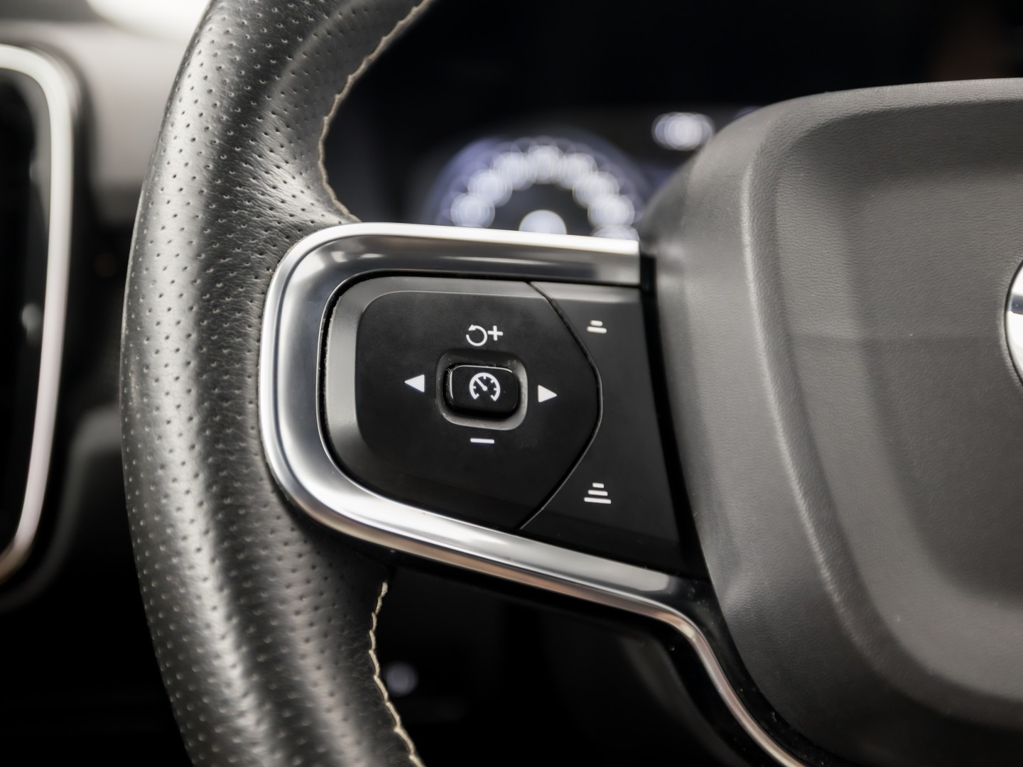 Volvo XC40 1.5 T5 Recharge Inscription Sport 252Pk Automaat (PANORAMADAK, APPLE CARPLAY, MEMORY SEAT, LEDER, 360 CAMERA, SPORTSTOELEN, STUUR/STOELVERWARMING, GETINT GLAS, ELEK ACHTERKLEP, NIEUWE APK, NIEUWSTAAT)