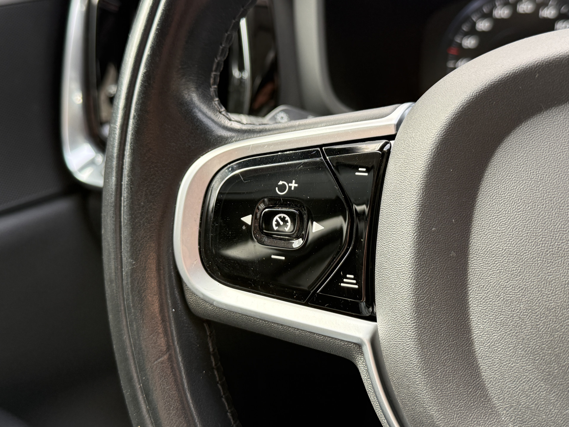 Volvo V60 2.0 B3 R-Design | Trekhaak | Panoramadak | Apple Carplay | Leder