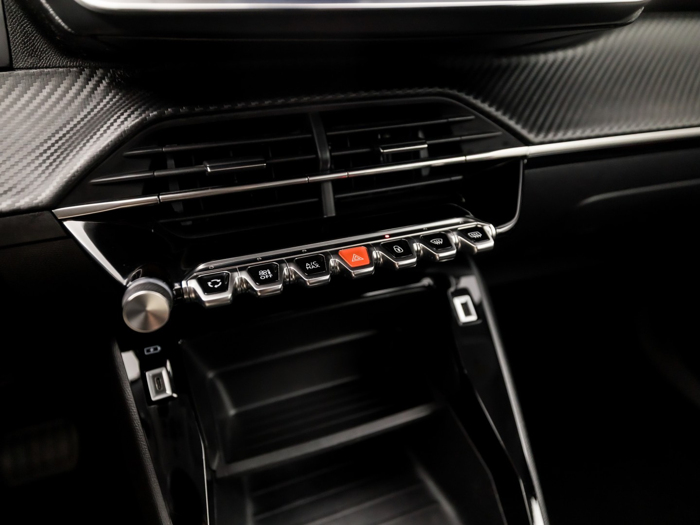 Peugeot 2008 1.2 PureTech Sport 131Pk Automaat (APPLE CARPLAY, GROOT NAVI, LM VELGEN, SPORTSTOELEN, PARKEERSENSOREN, LANE ASSIST, NIEUWSTAAT)