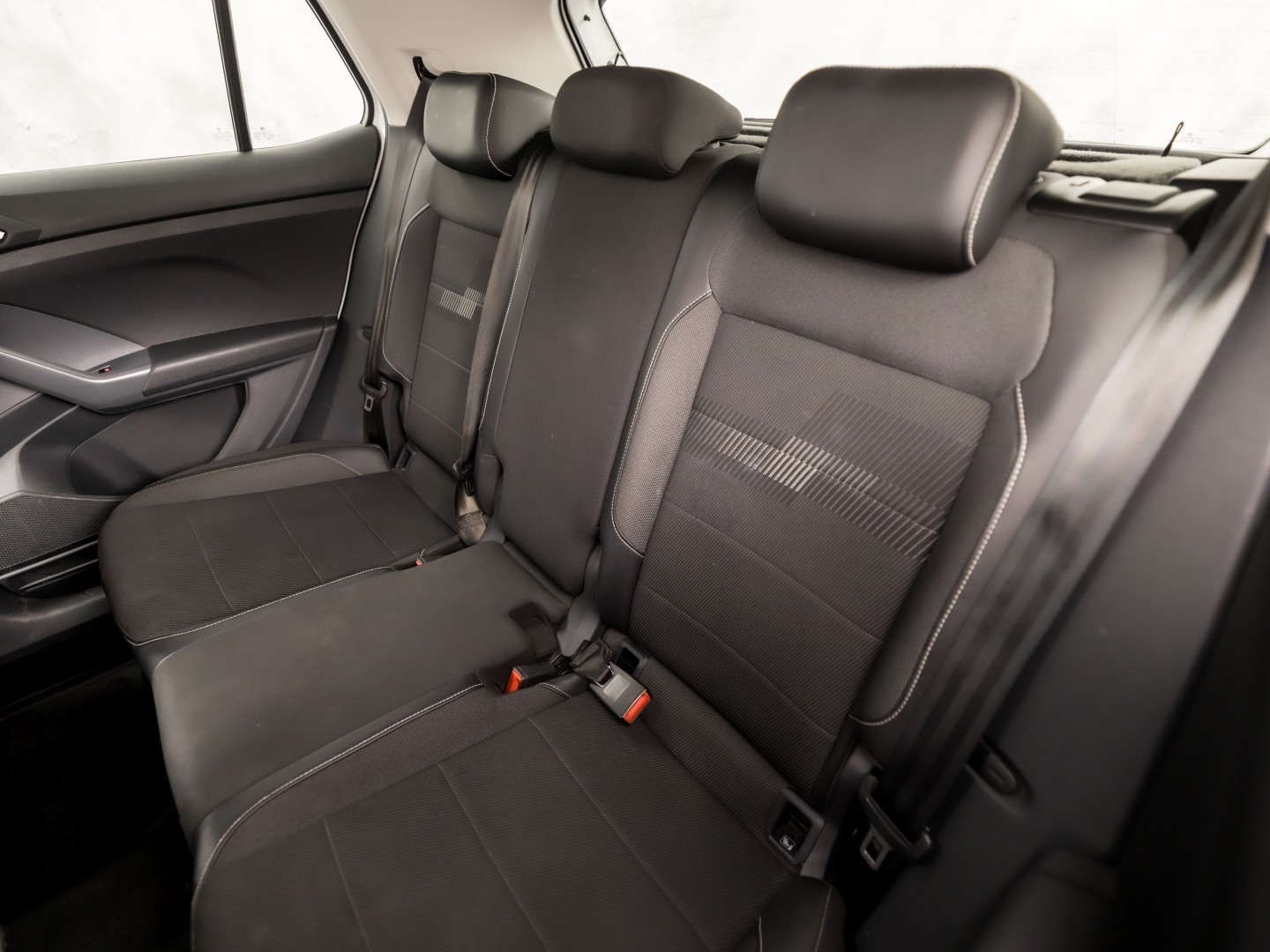 Volkswagen T-Cross 1.0 TSI Sport (APPLE CARPLAY, CAMERA, GETINT GLAS, CRUISE, LM VELGEN, SPORTSTOELEN, NIEUWSTAAT)