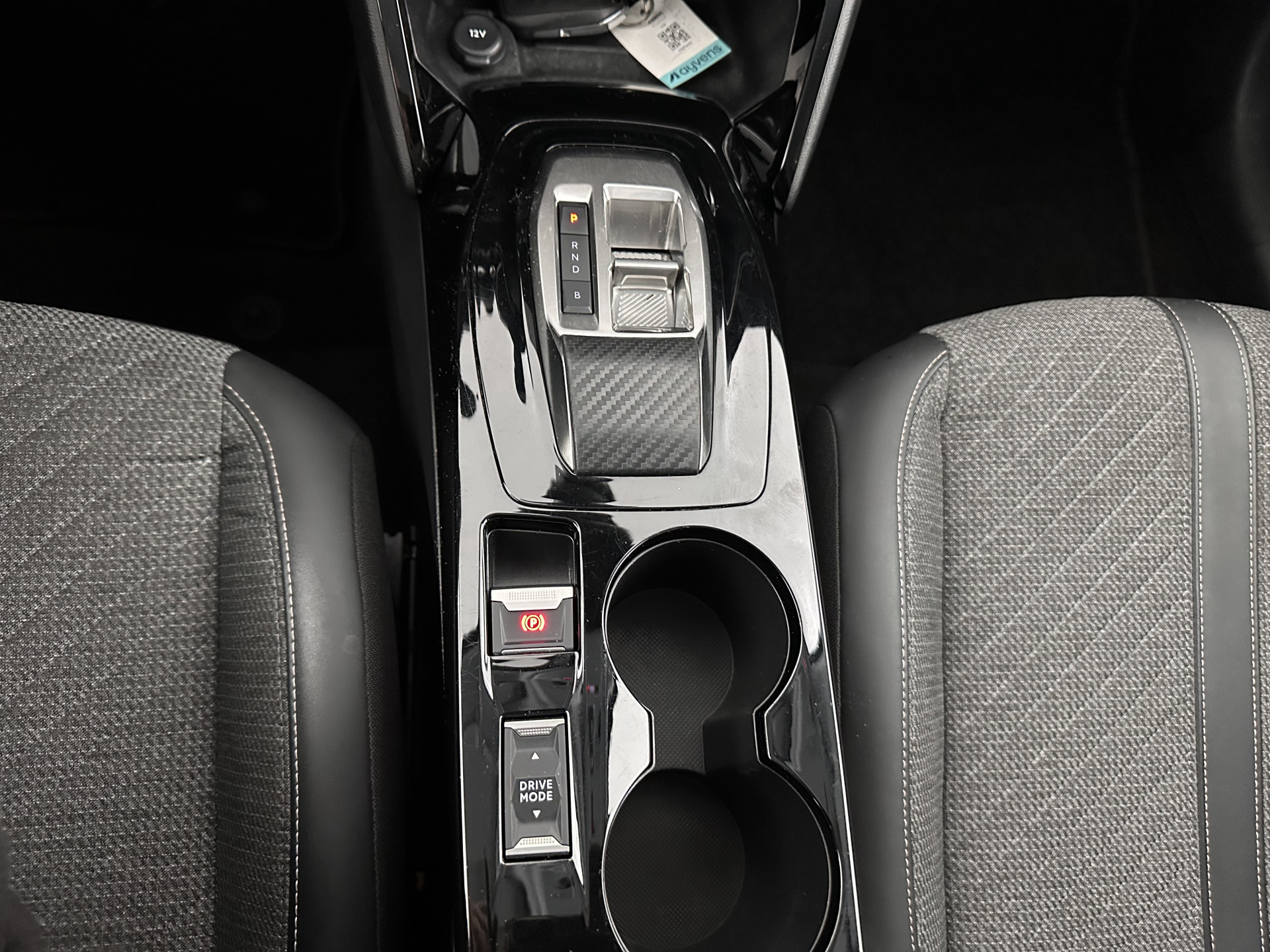 Peugeot e-208 EV Style 50 kWh [3-Fase-11kW] {SOH-96%} (INCL-BTW) Aut. *LEATHER-FABRIC | FULL-LED | HEATED-SPORTSEATS | KEYLESS | PRIVACYGLASS | DAB+ | NAVI-FULLMAP | ECC | PDC | CRUISE | CARBON-INLAY | DIGI-COCKPIT | 16''ALU*