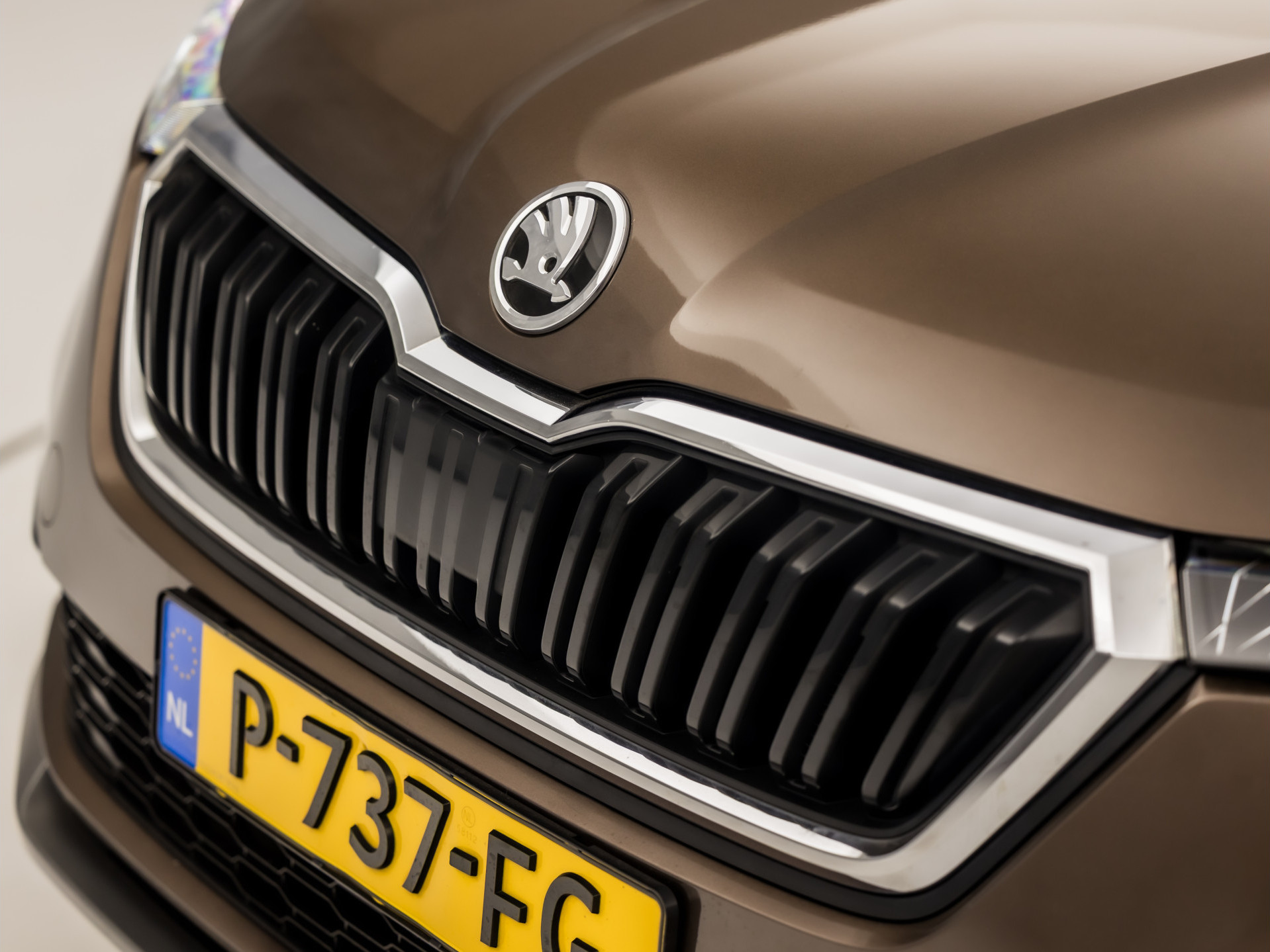 Škoda Kamiq 1.0 TSI Ambition Sport Automaat (APPLE CARPLAY, GROOT NAVI, CLIMATE, GETINT GLAS, STOELVERWARMING, SPORTSTOELEN, PARKEERSENSOREN, GETINT GLAS, NIEUWSTAAT)