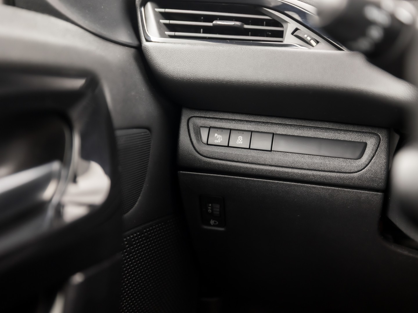 Peugeot 208 1.2 VTi Deluxe Sport (NAVIGATIE, CLIMATE, CRUISE, SPORTSTOELEN, PARKEERSENSOREN, NIEUWSTAAT)