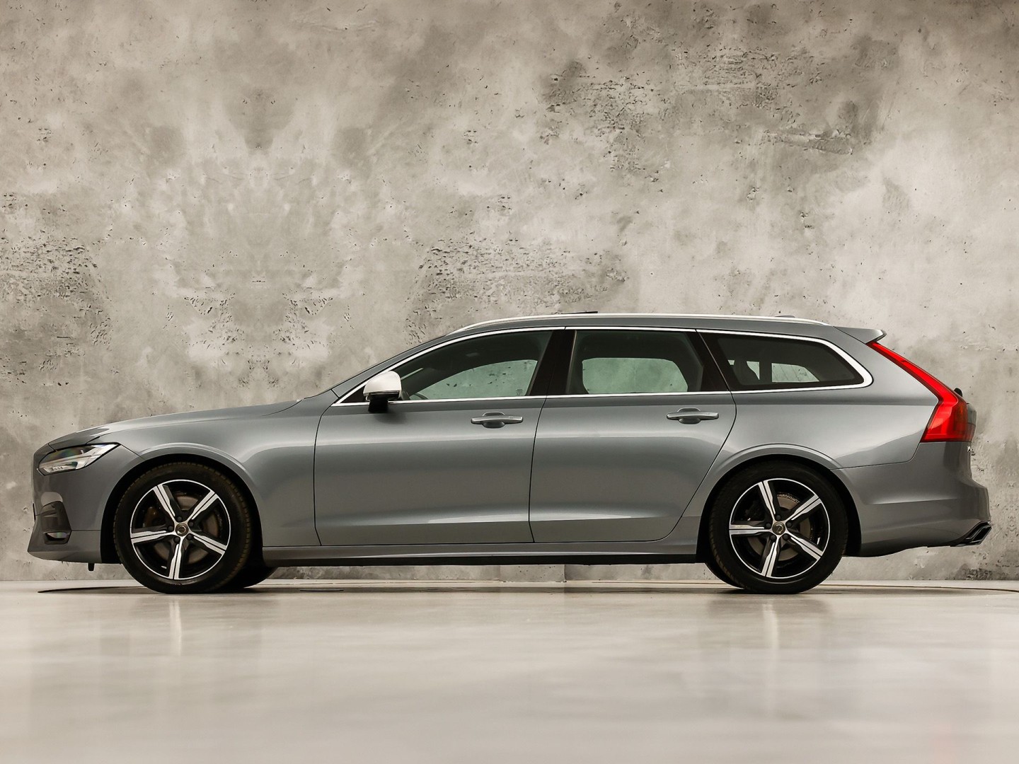 Volvo V90 2.0 T4 R-Design Automaat 190Pk (PANORAMADAK, HARMAN/KARDON, MEMORY SEATS, APPLE CARPLAY, GETINT GLAS, CAMERA, STOELVERWARMING, LEDER, NIEUWE APK, NIEUWSTAAT)