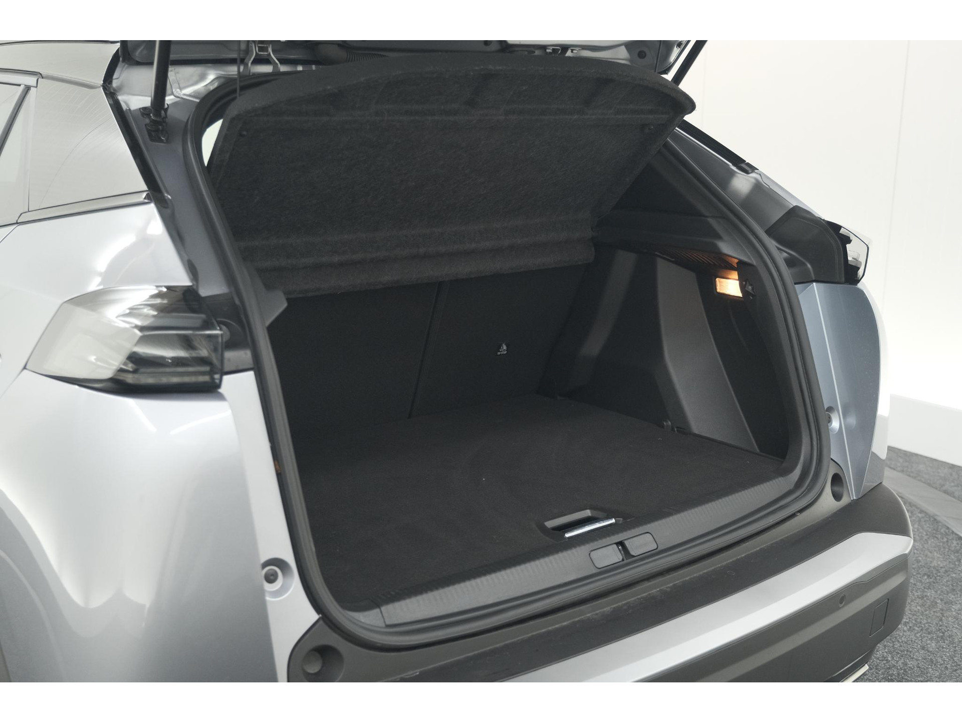 Peugeot 2008 PureTech 130 EAT8 GT | 360 Camera | Stoelmassage | Adaptieve Cruise Control | Dodehoekdetectie
