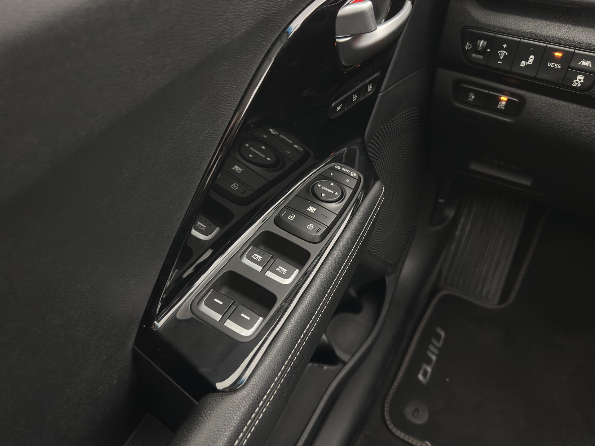 Kia e-Niro ExecutiveLine 64 kWh [ 3-Fase ] {SOH-100%} (INCL-BTW)  Aut.*HEATPUMP | LEATHER | FULL-LED | NAVI-FULLMAP | ADAPTIVE-CRUISE | CAMERA | MEMORY-PACK | LANE-ASSIST | KEYLESS | DIGI-COCKPIT | PRIVACY-GLASS | 17"ALU*