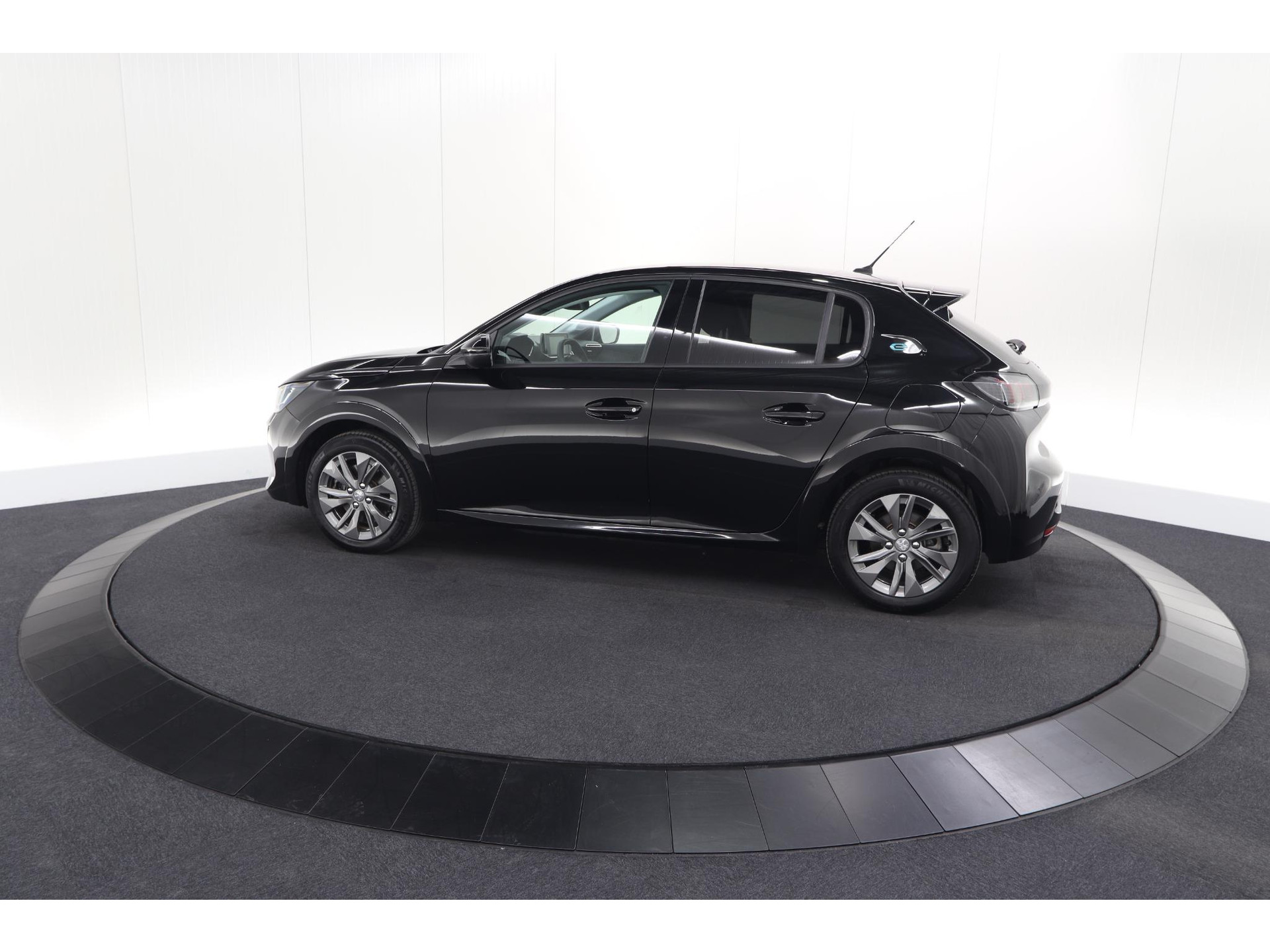 Peugeot e-208 EV Allure 50 kWh | 98,9% SOH | Camera | Navigatie | Parkeersensoren | Stoelverwarming