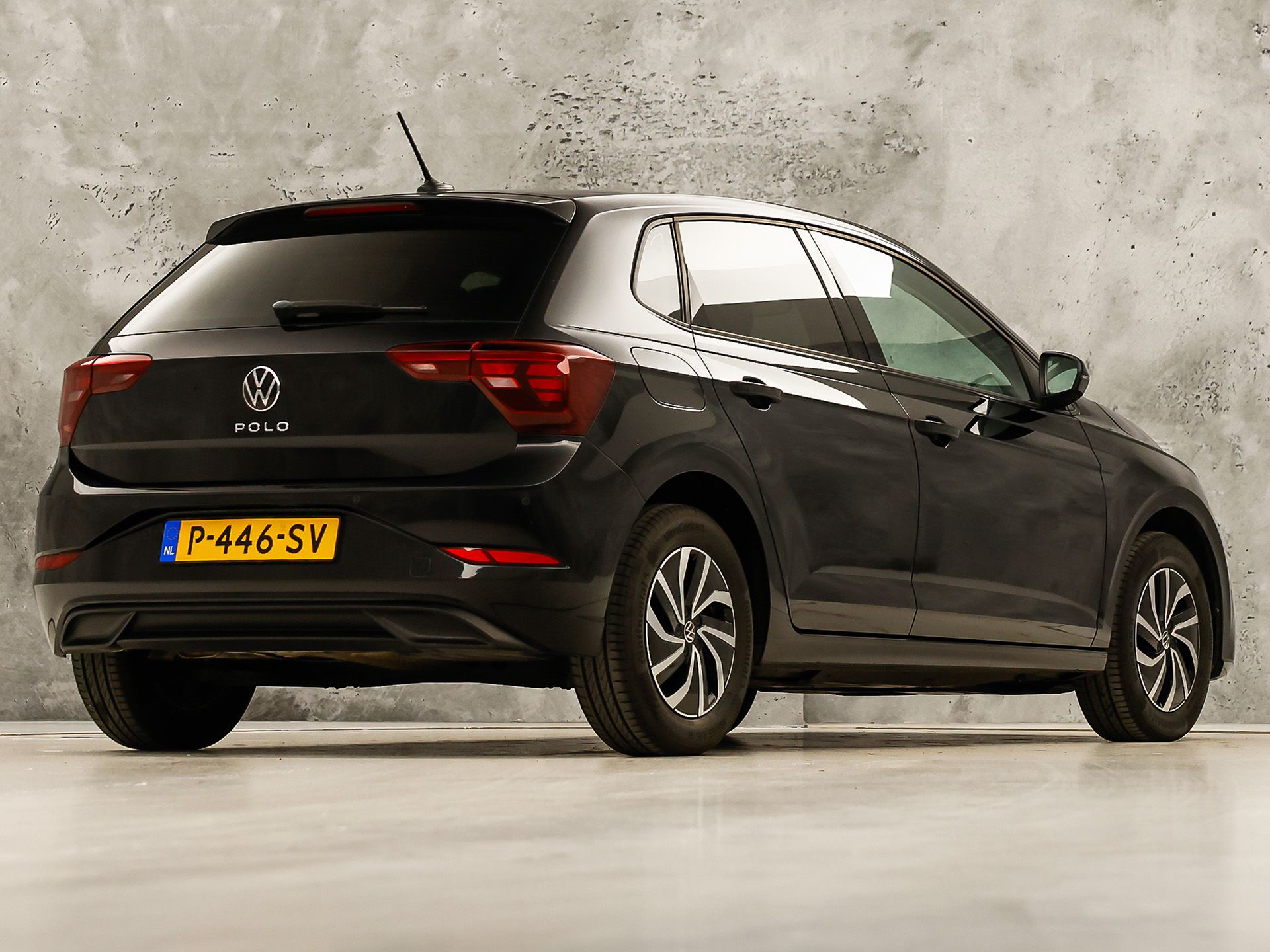 Volkswagen Polo 1.0 TSI Sport (VIRTUAL COCKPIT, 1e EIGENAAR, APPLE CARPLAY, GROOT NAVI, CLIMATE, STOELVERWARMING, SPORTSTOELEN, GETINT GLAS, LM VELGEN, CRUISE, PARKEERSENSOREN, NIEUWSTAAT)