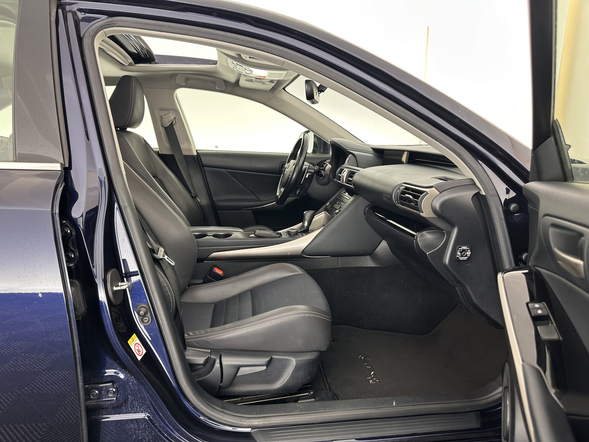 Lexus IS 300h Hybrid Business Line Aut. *PANO | LEATHER-MICROFIBRE | FULL-LED | NAVI-FULLMAP | HEATED-COMFORTSEATS | CAMERA | ECC | SHIFT-PADDLES | PDC | CRUISE | 17''ALU*