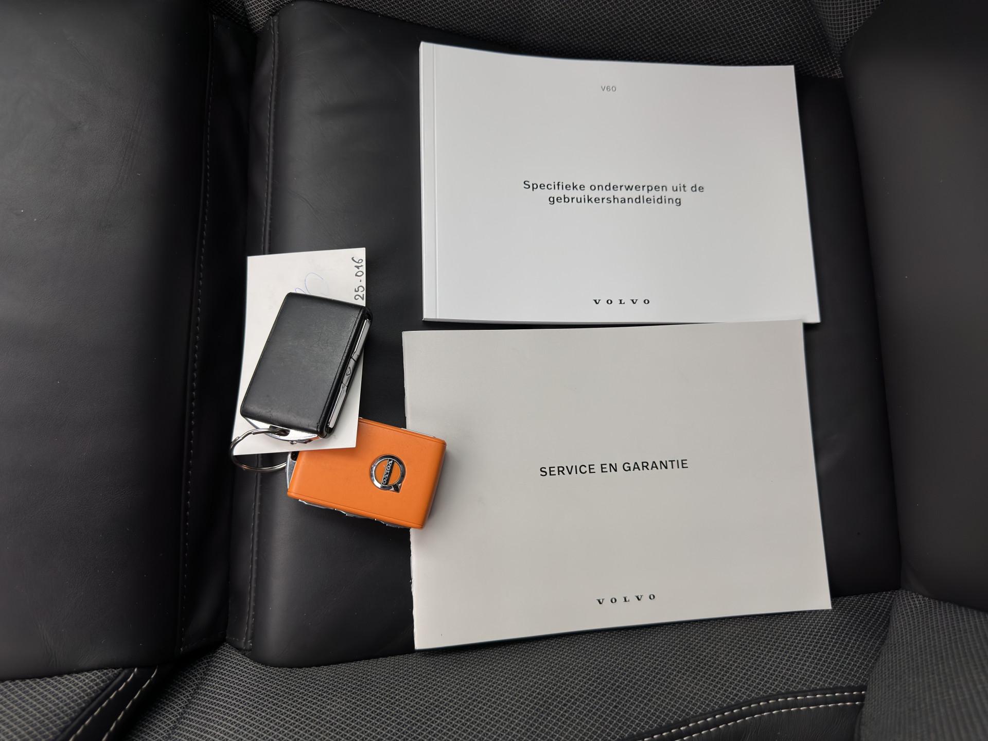 Volvo V60 2.0 B3 R-Design (INCL-BTW) *LEATHER-FABRIC | DIGI-COCKPIT | FULL-LED | MEMORY-PACK | HEATED-SPORTSEATS | LANE-ASSIST | NAVI-FULLMAP | CAMERA | DAB+ | PRIVACY-GLASS | ECC | PDC | TOWBAR | 19''ALU*