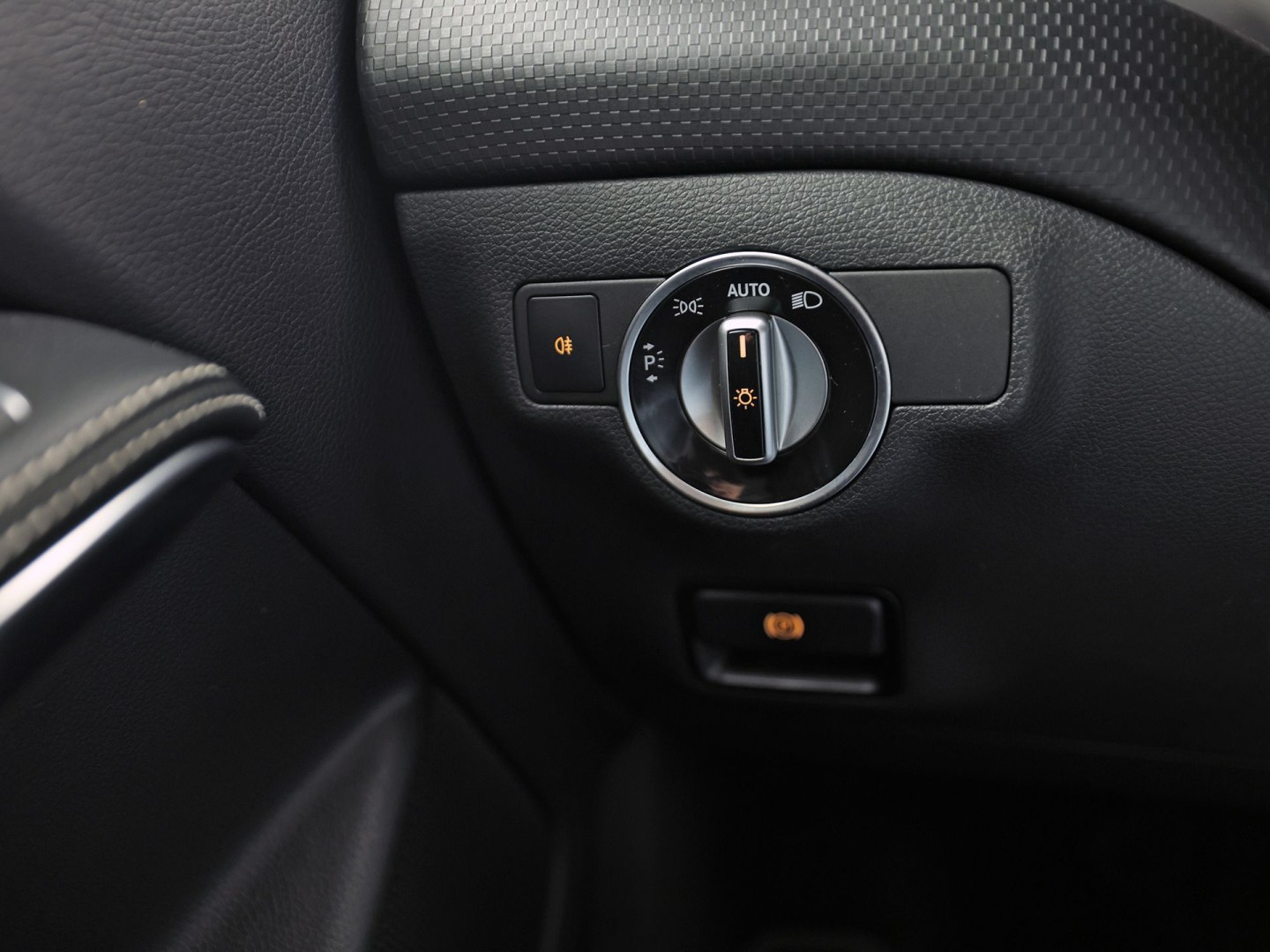 Mercedes-Benz A-Klasse 180 AMG Sport Automaat (NAVIGATIE, LEDER, STOELVERWARMING, SPORTSTOELEN, ZWART HEMEL, PARKEERSENSOREN, TREKHAAK, CRUISE, NIEUWSTAAT)