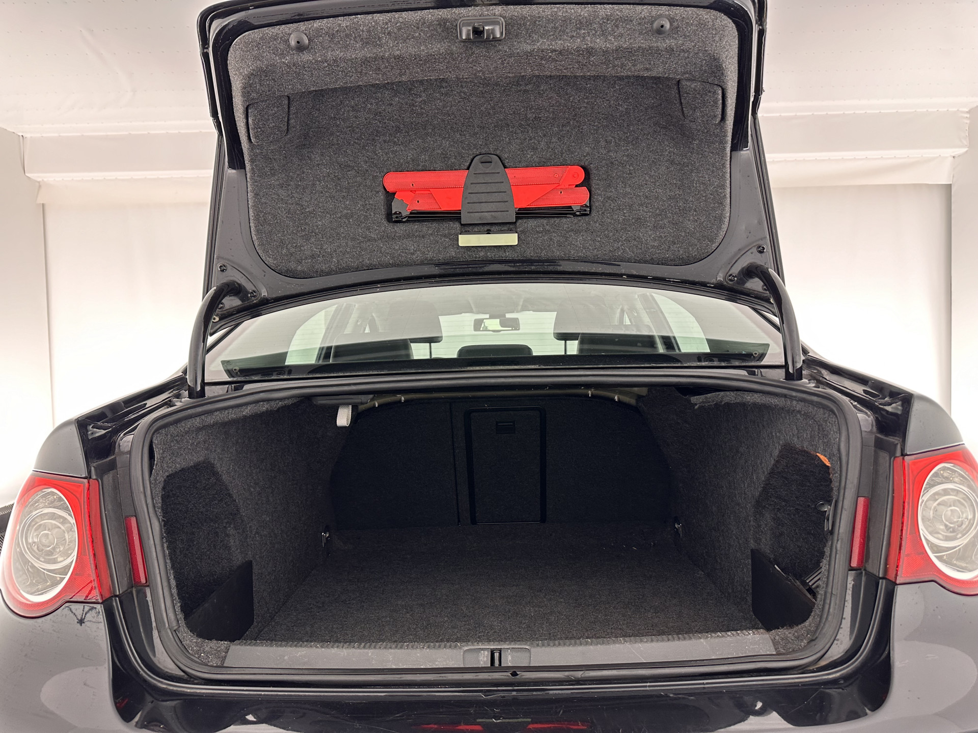 Volkswagen Passat 2.0 FSI Highline Aut. *NAVI-FULLMAP | LEATHER-ALCANTARA | SPORT-SEATS | ECC | HEATED-SEATS | PDC | CRUISE*